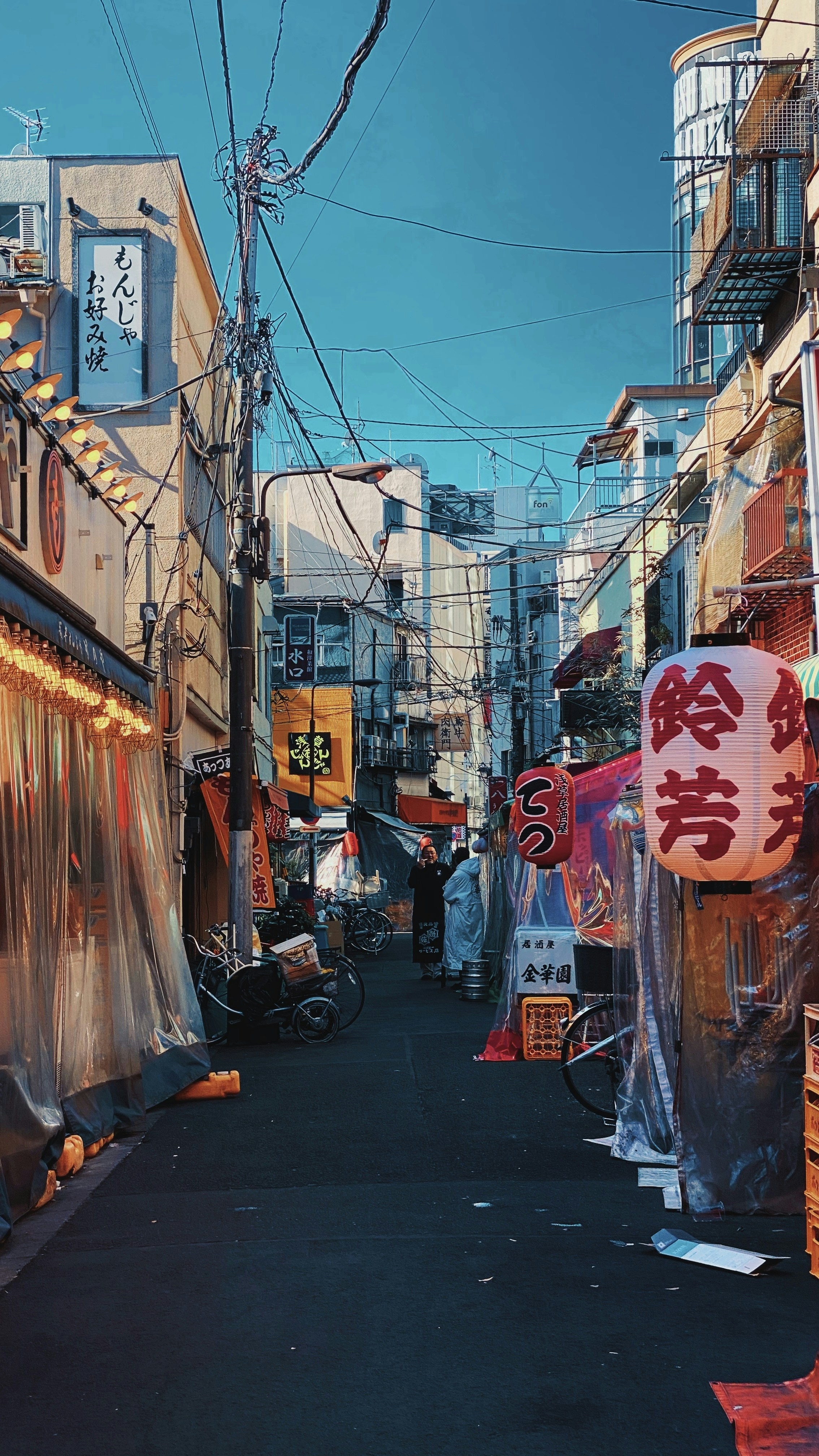 建物や看板のある通り