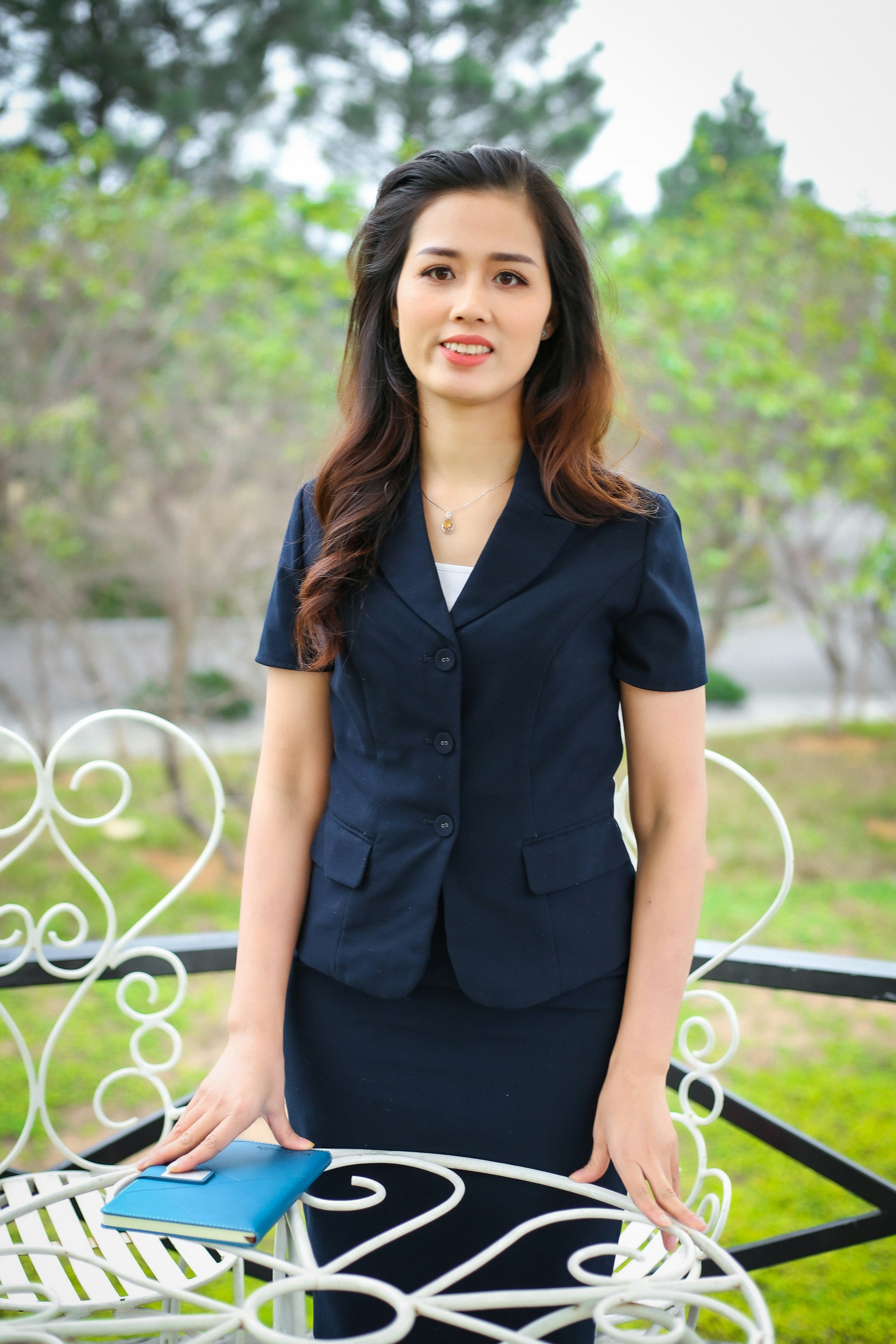 photo-1650784854596-90c3236385dd?ixid=M3