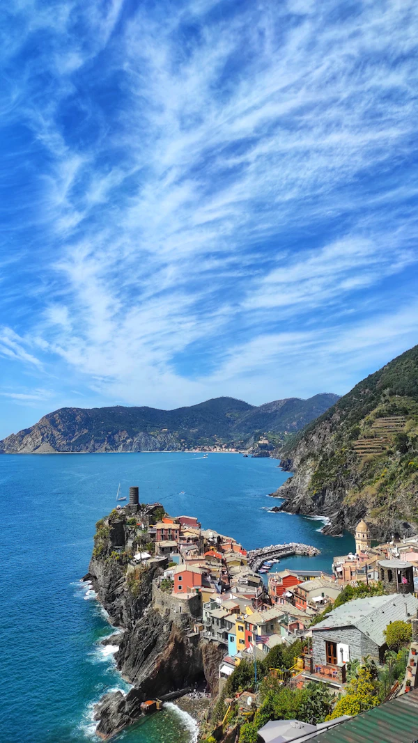 Pueblo costero italiano visto desde el mar