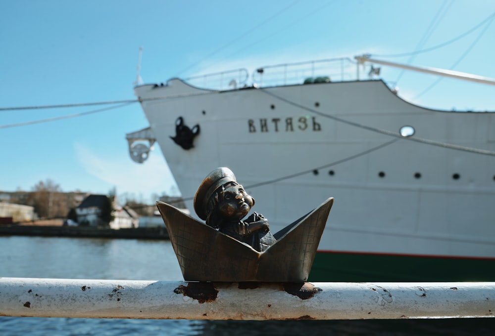 Un bateau sur l’eau