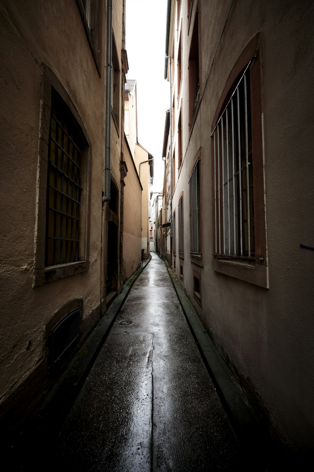 a narrow alley between two buildings