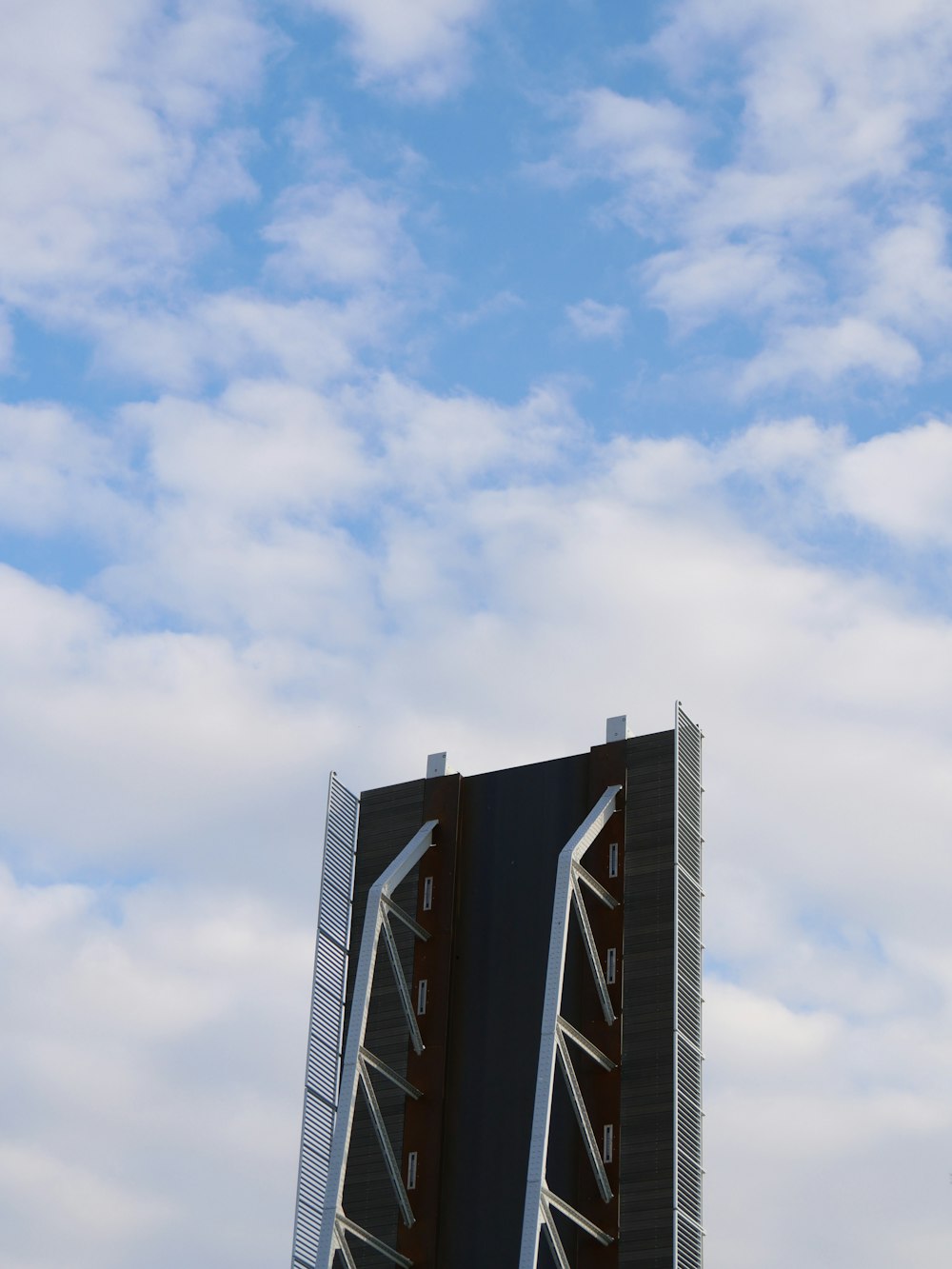 Un grand bâtiment avec un ciel bleu