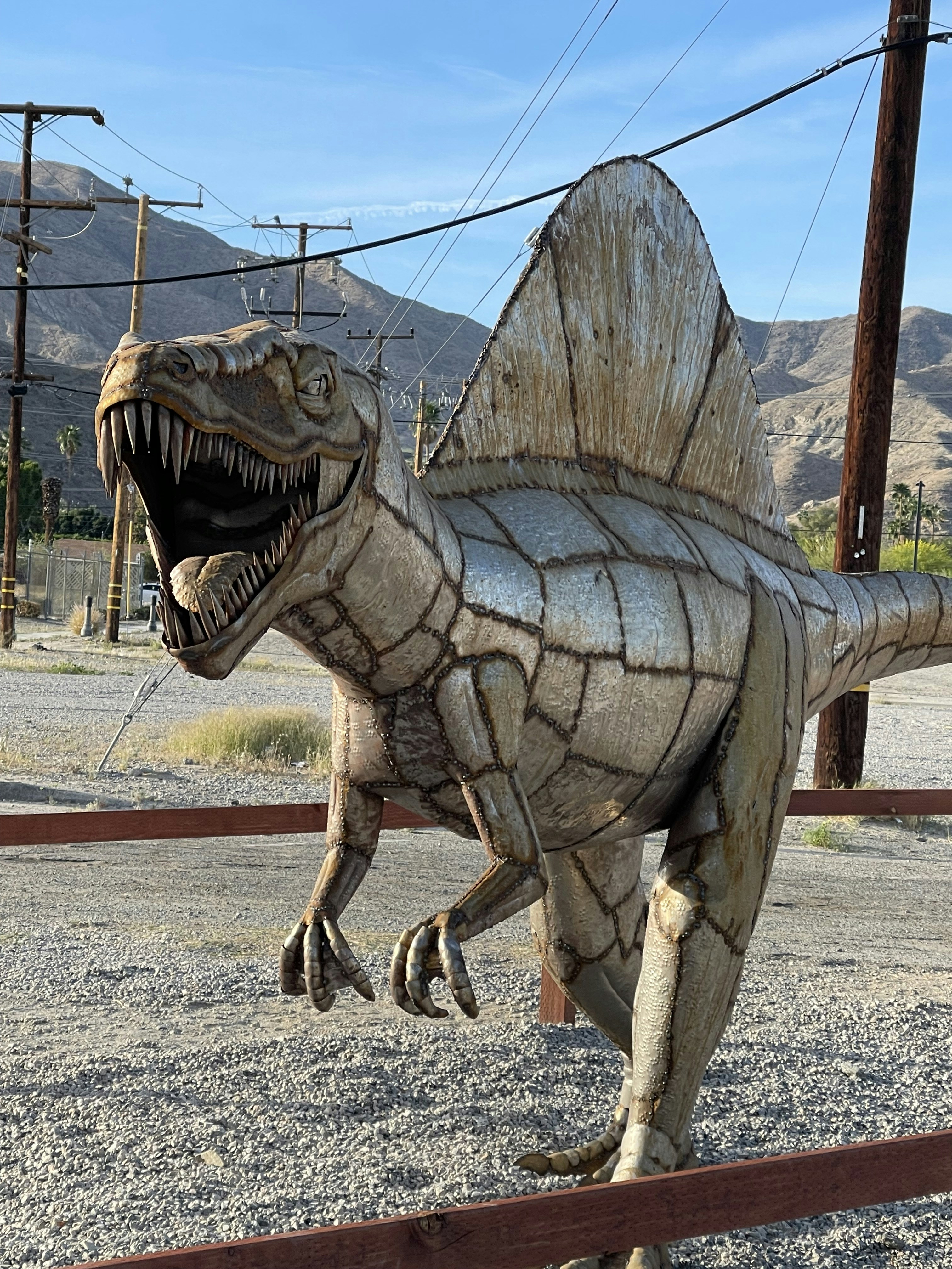 patung dinosaurus