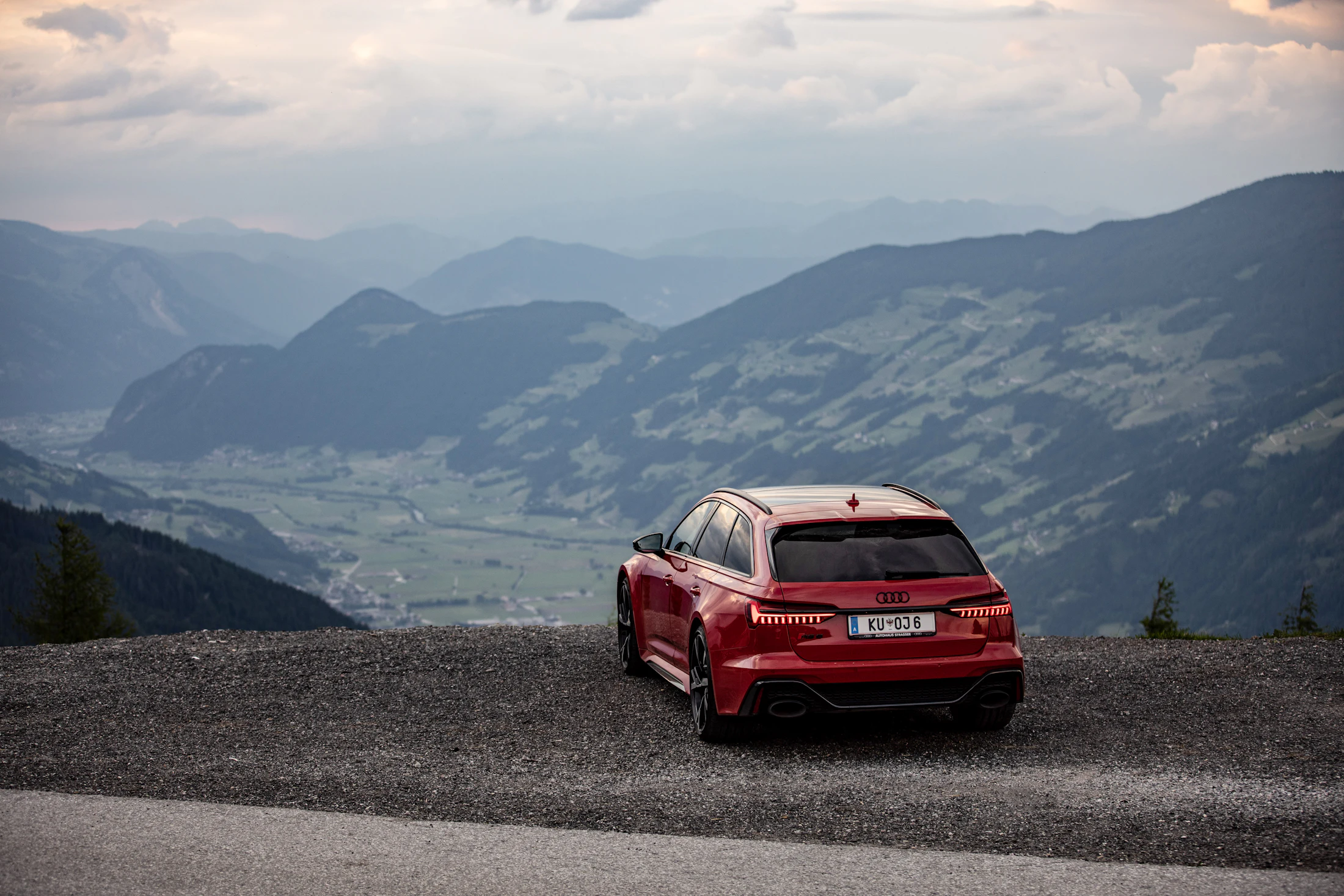 Audi rouge devant les Alpes