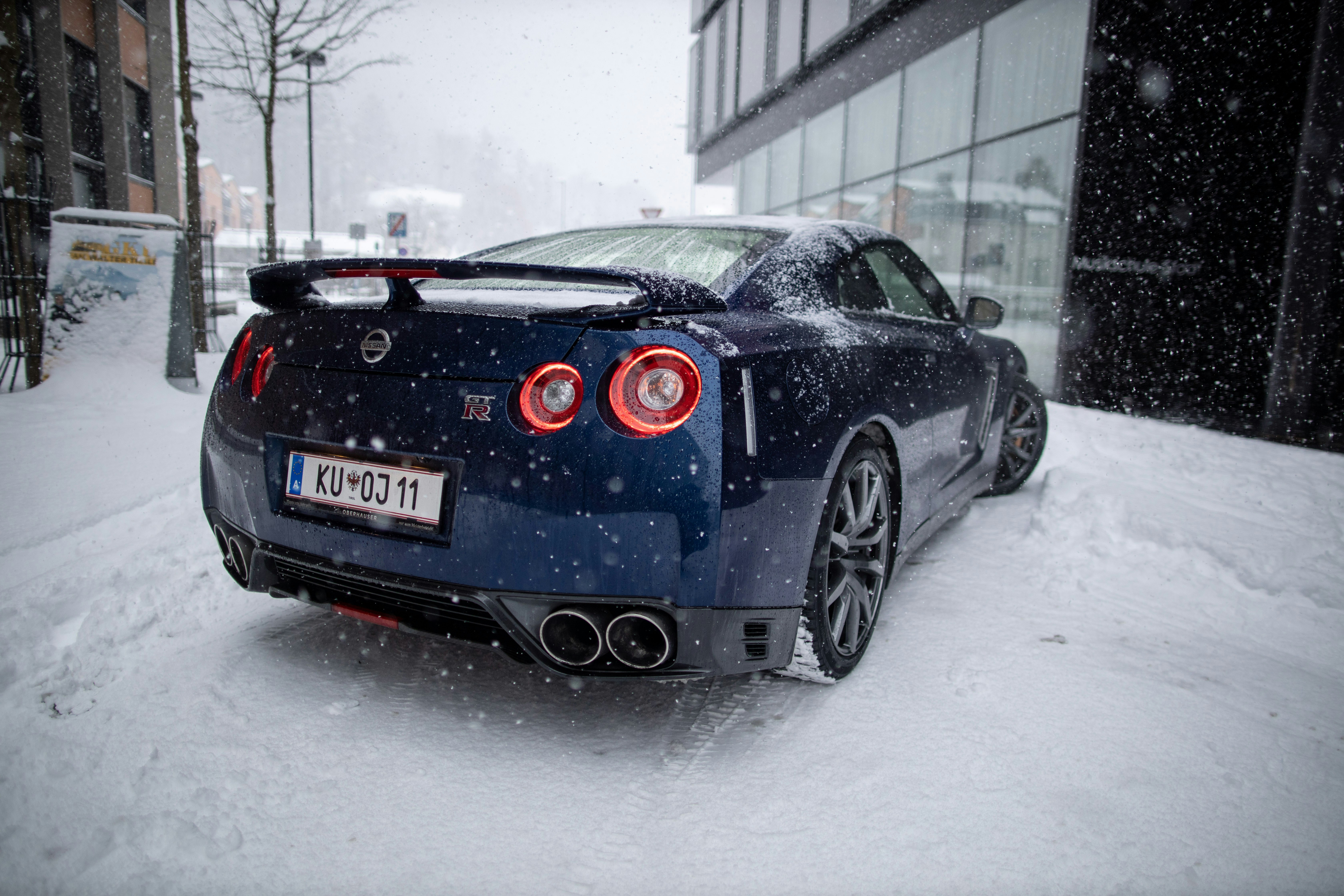 A car parked in the snow photo – Free Car Image on Unsplash