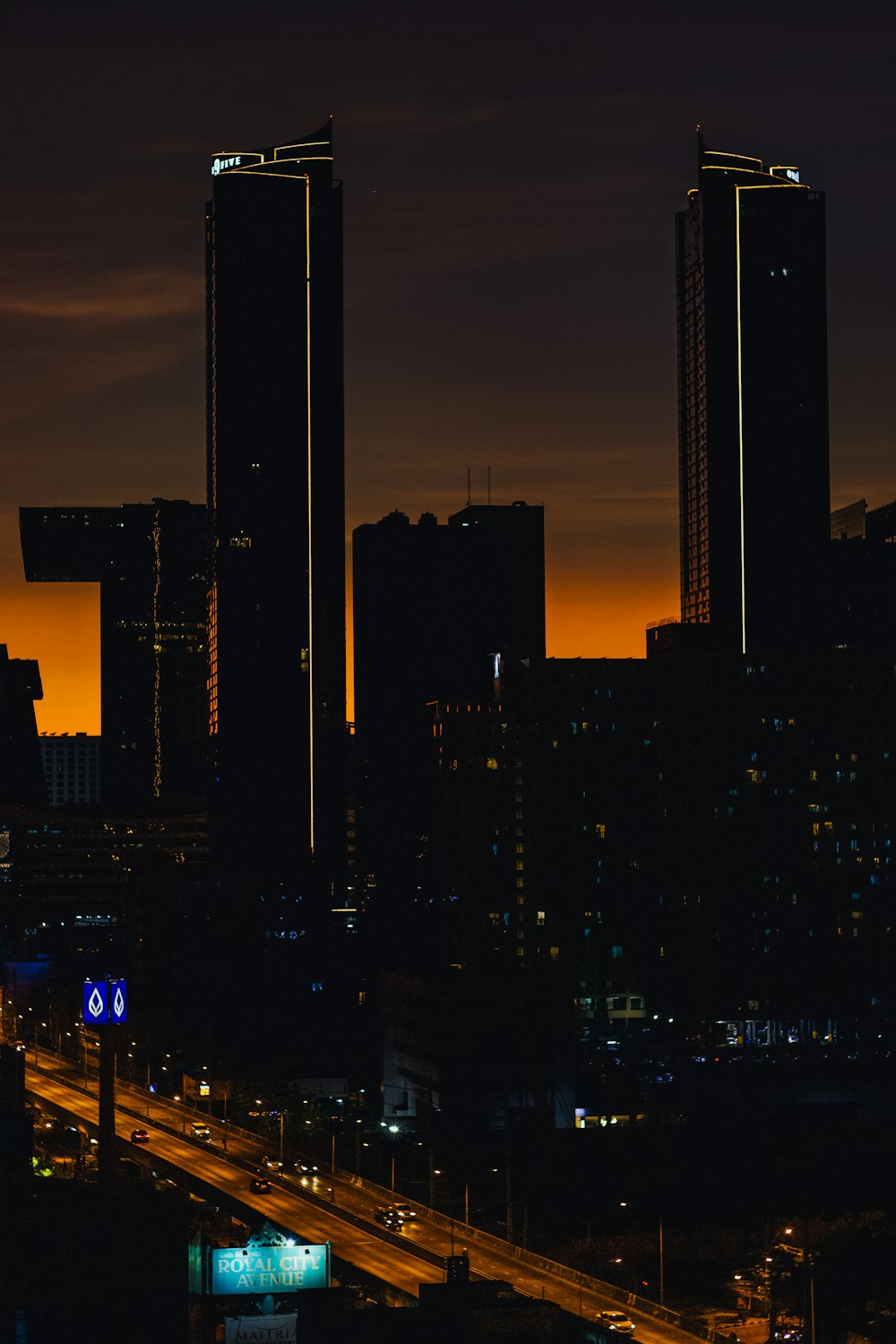 Un horizonte de la ciudad por la noche