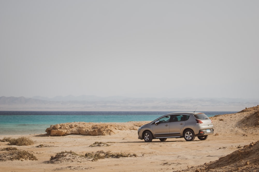 un coche aparcado en una playa