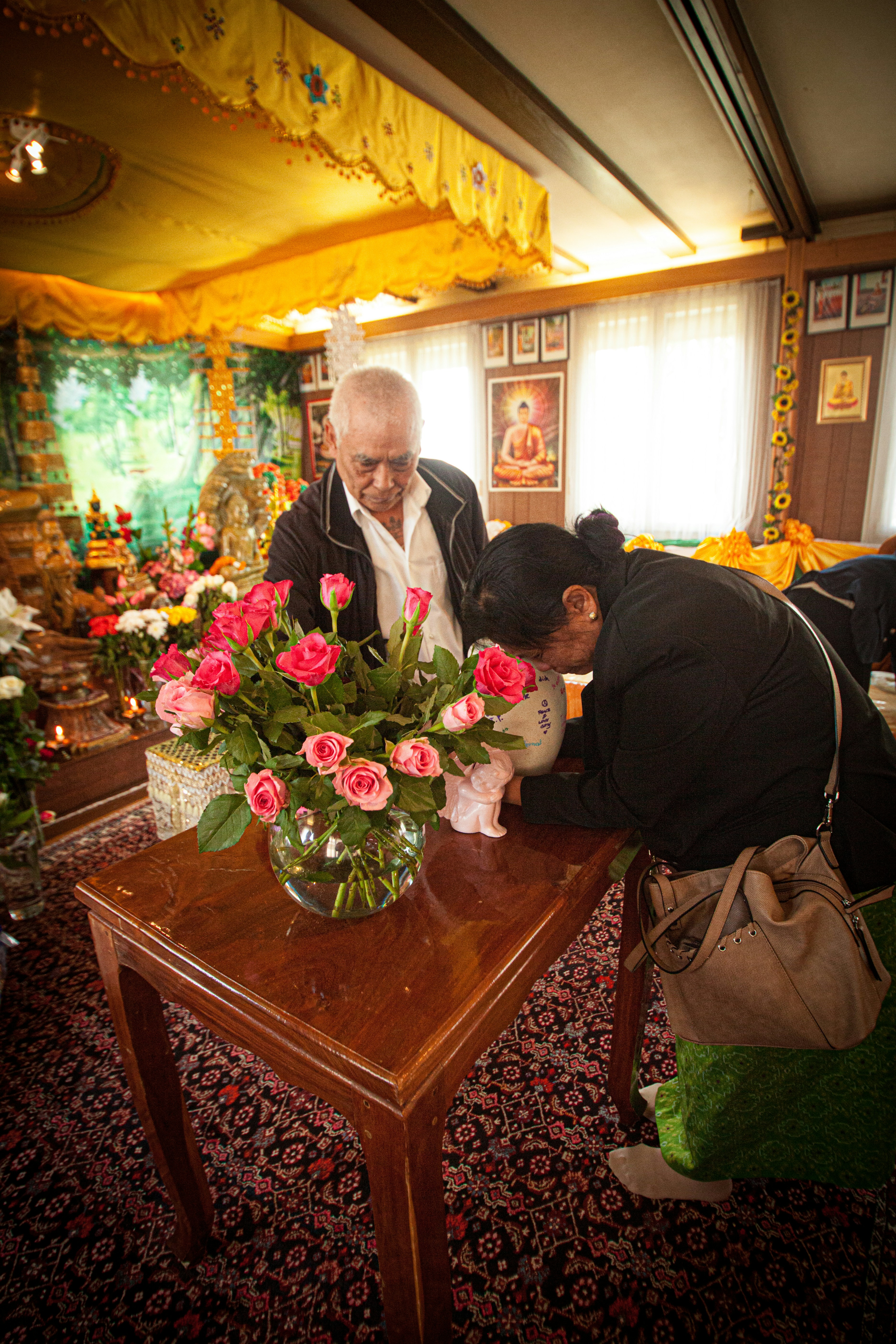 花を見つめる男女