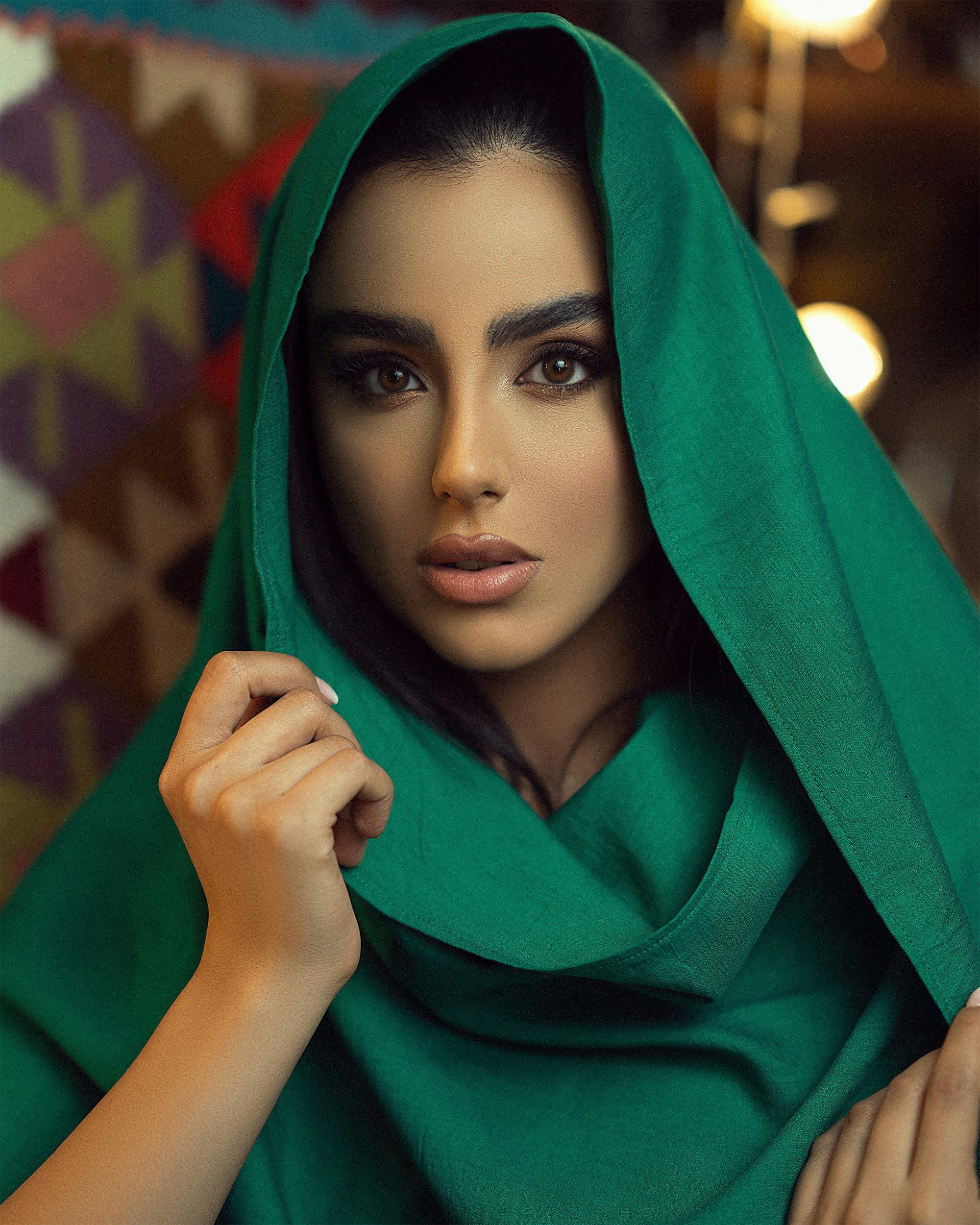 seorang wanita mengenakan jilbab