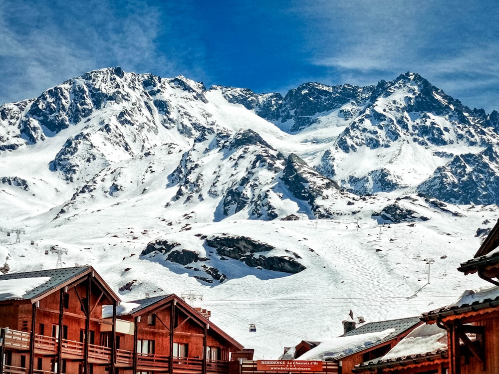 Una catena montuosa innevata