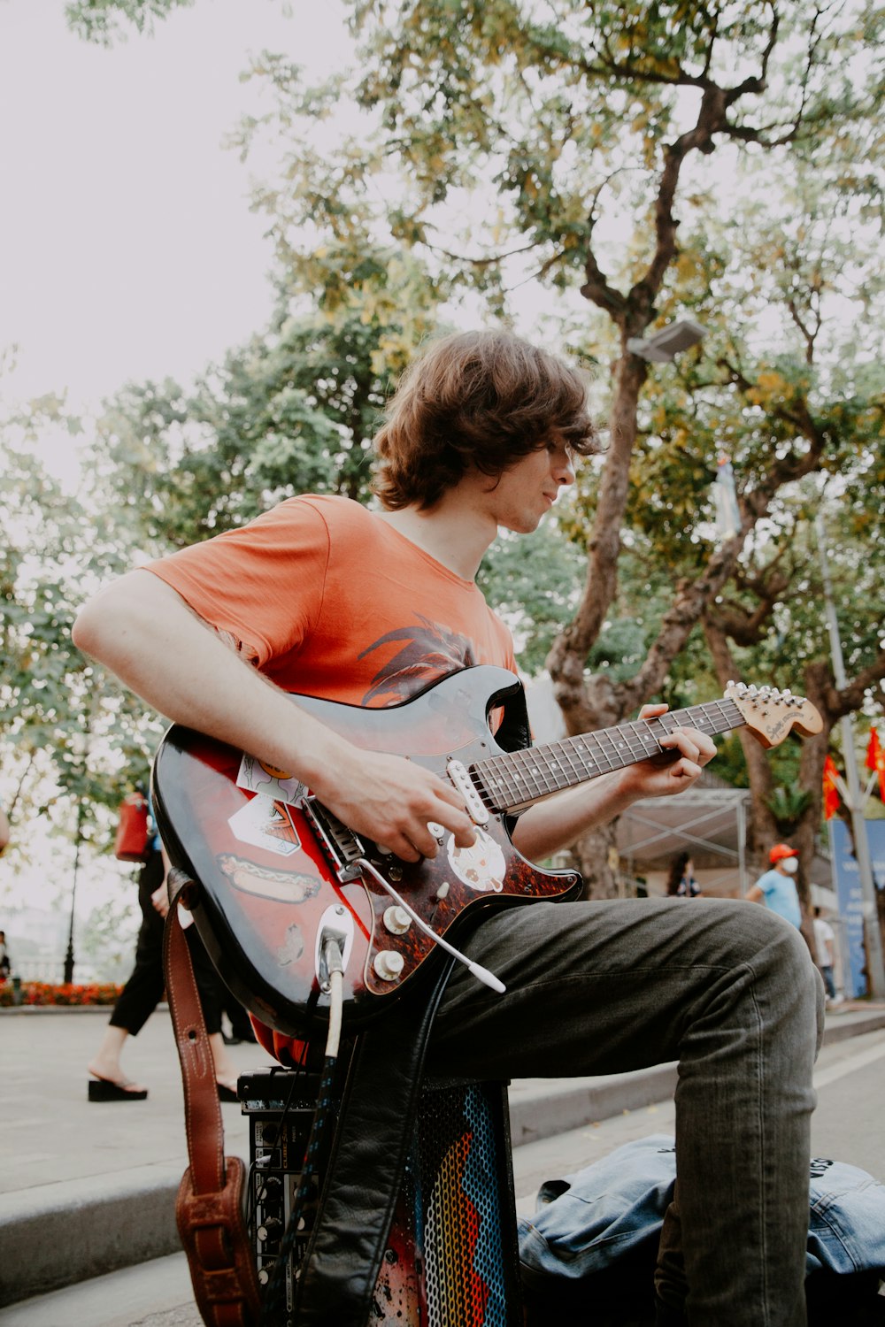 um homem que toca uma guitarra