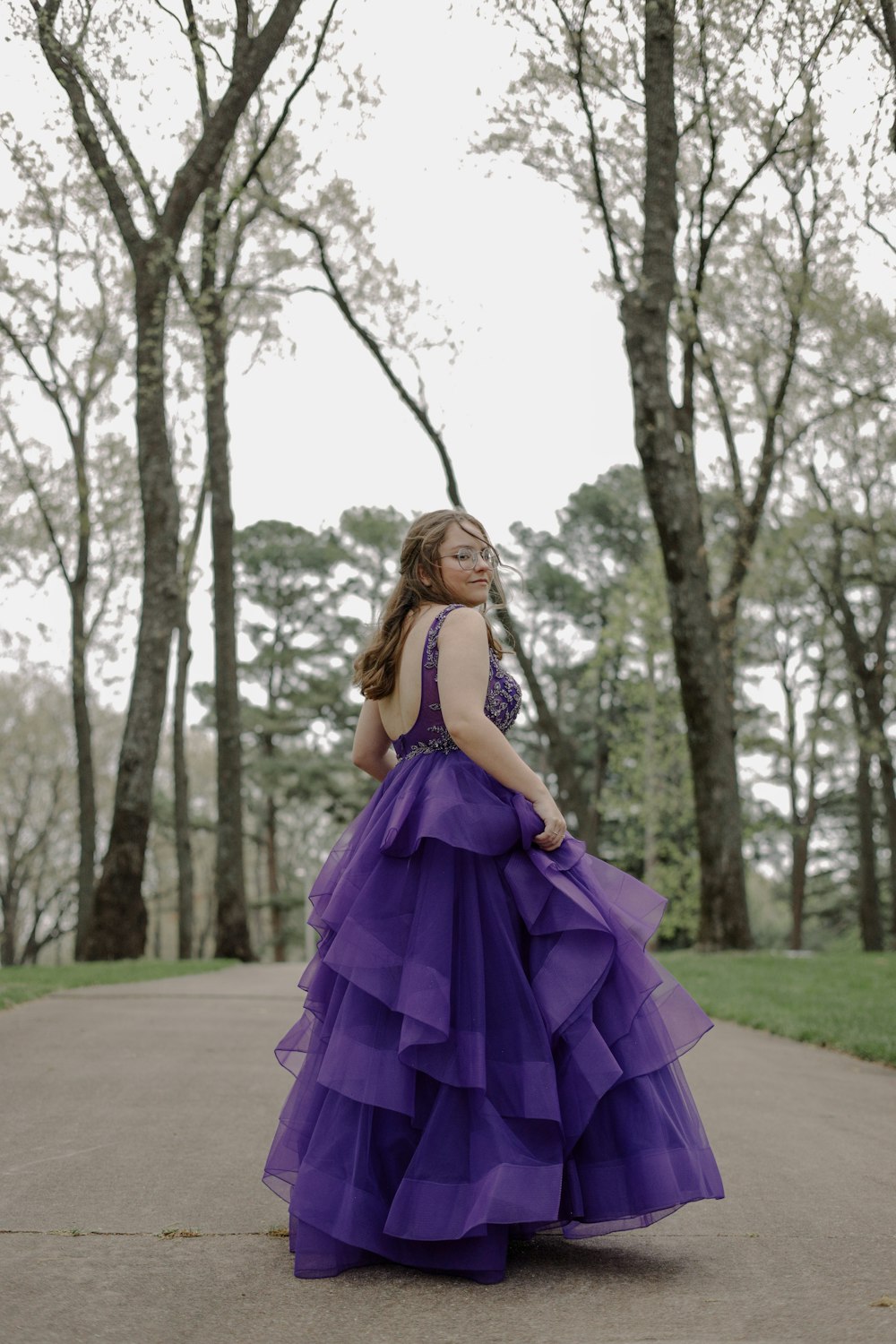 Eine Frau im lila Kleid