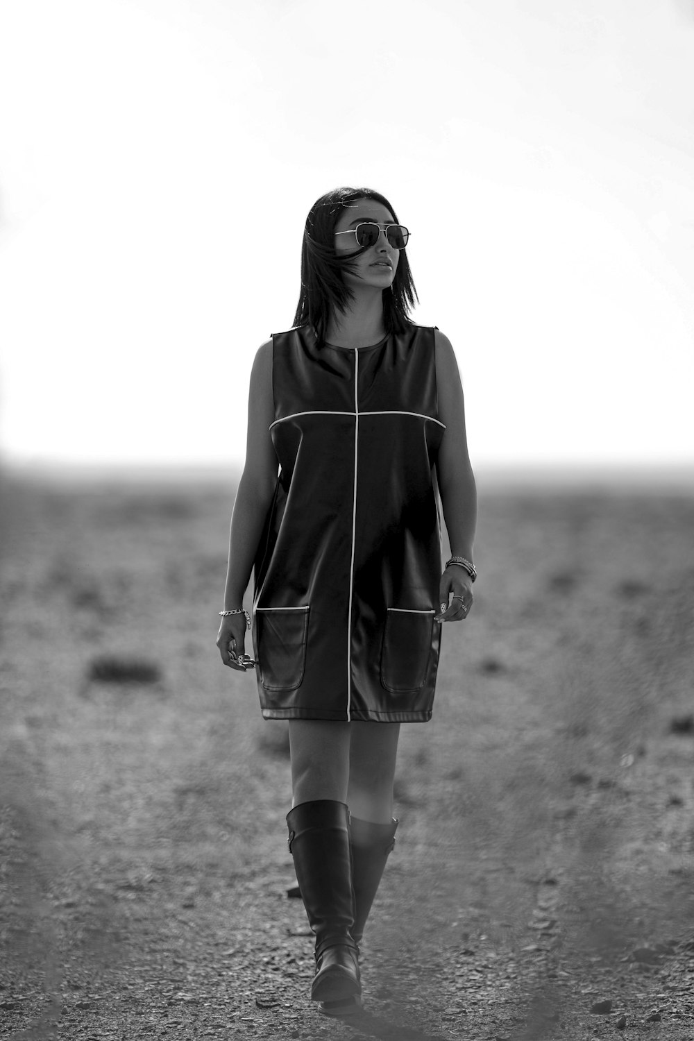 Una mujer con gafas de sol