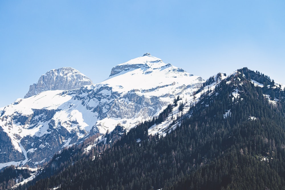 Eine verschneite Bergkette