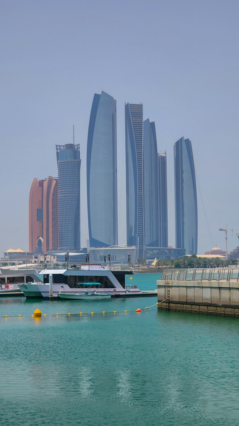 um barco na água com edifícios altos ao fundo