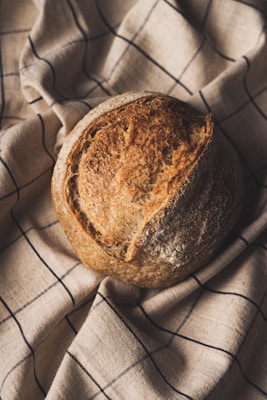 Rustikaler Brotlaib auf Leinentuch