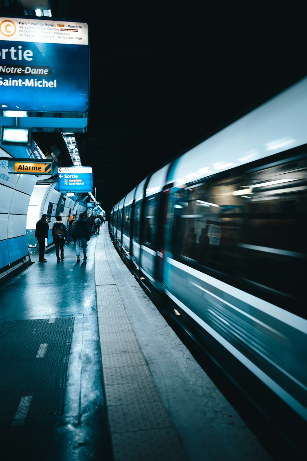 Un tren que se detiene en una estación