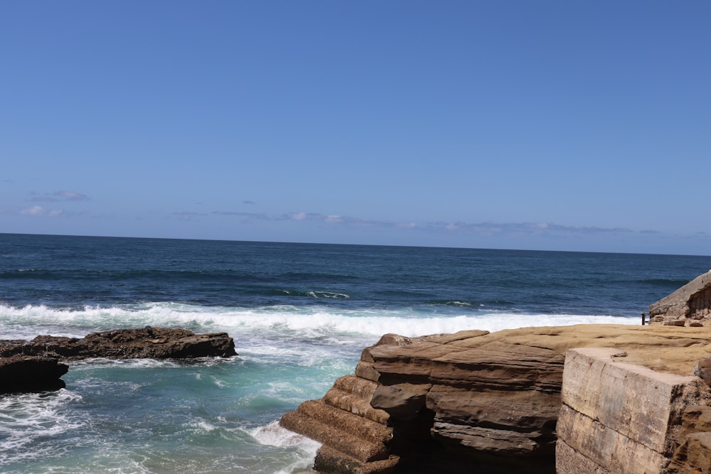 波が打ち寄せる岩だらけのビーチ