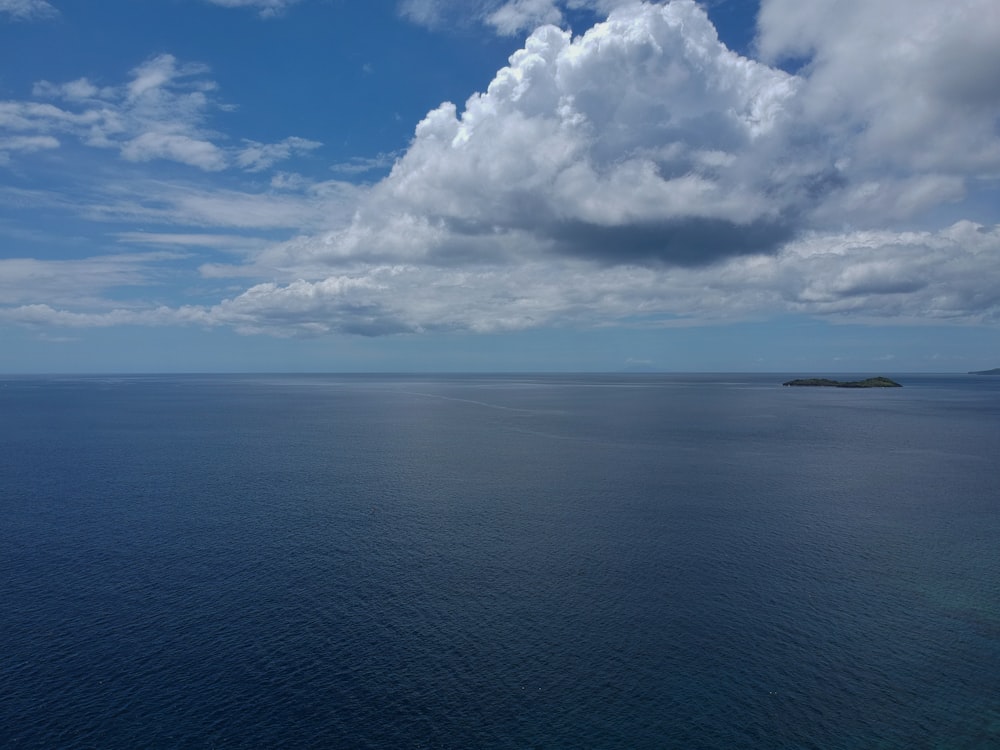 un grande specchio d'acqua