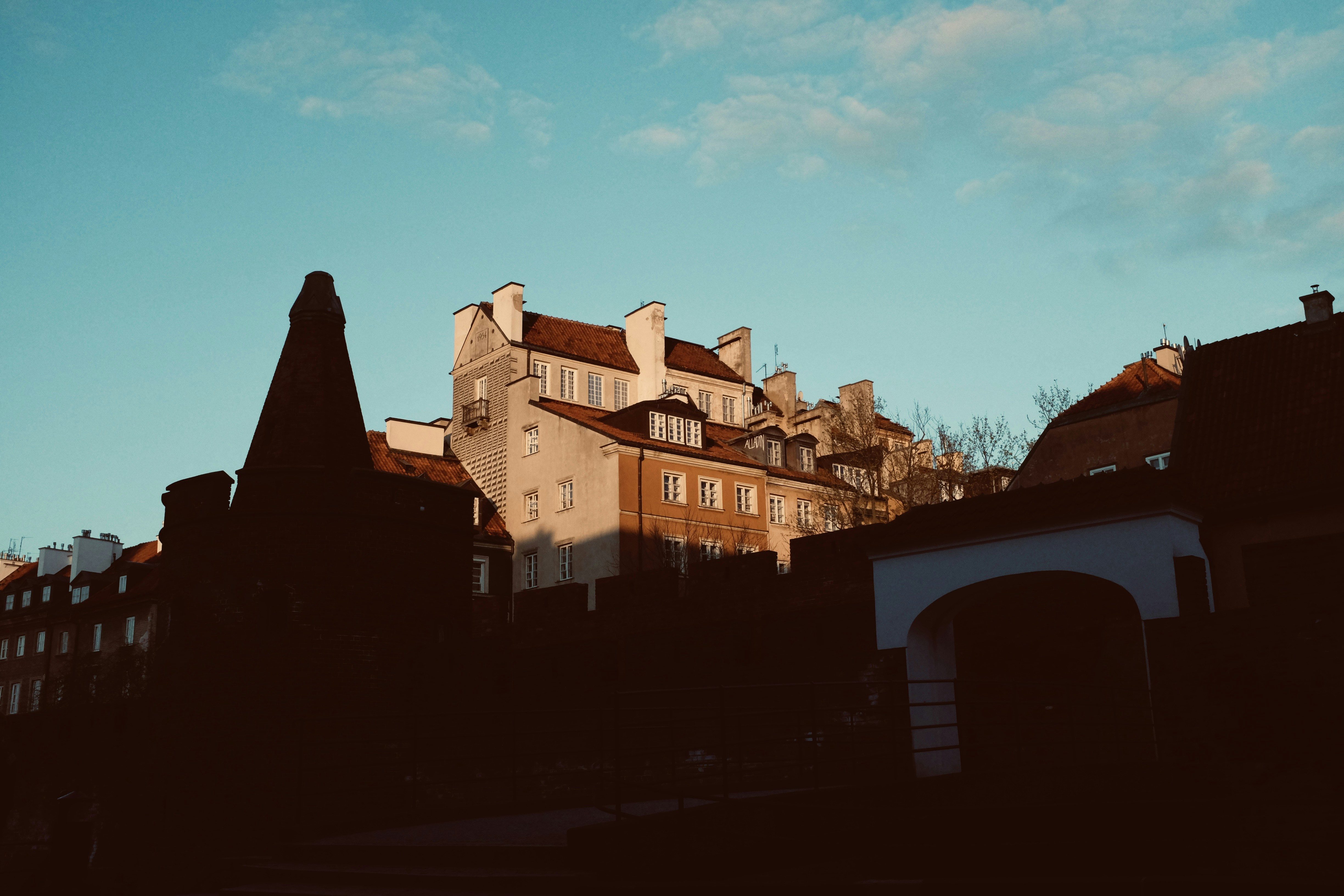 橋のある大きな建物