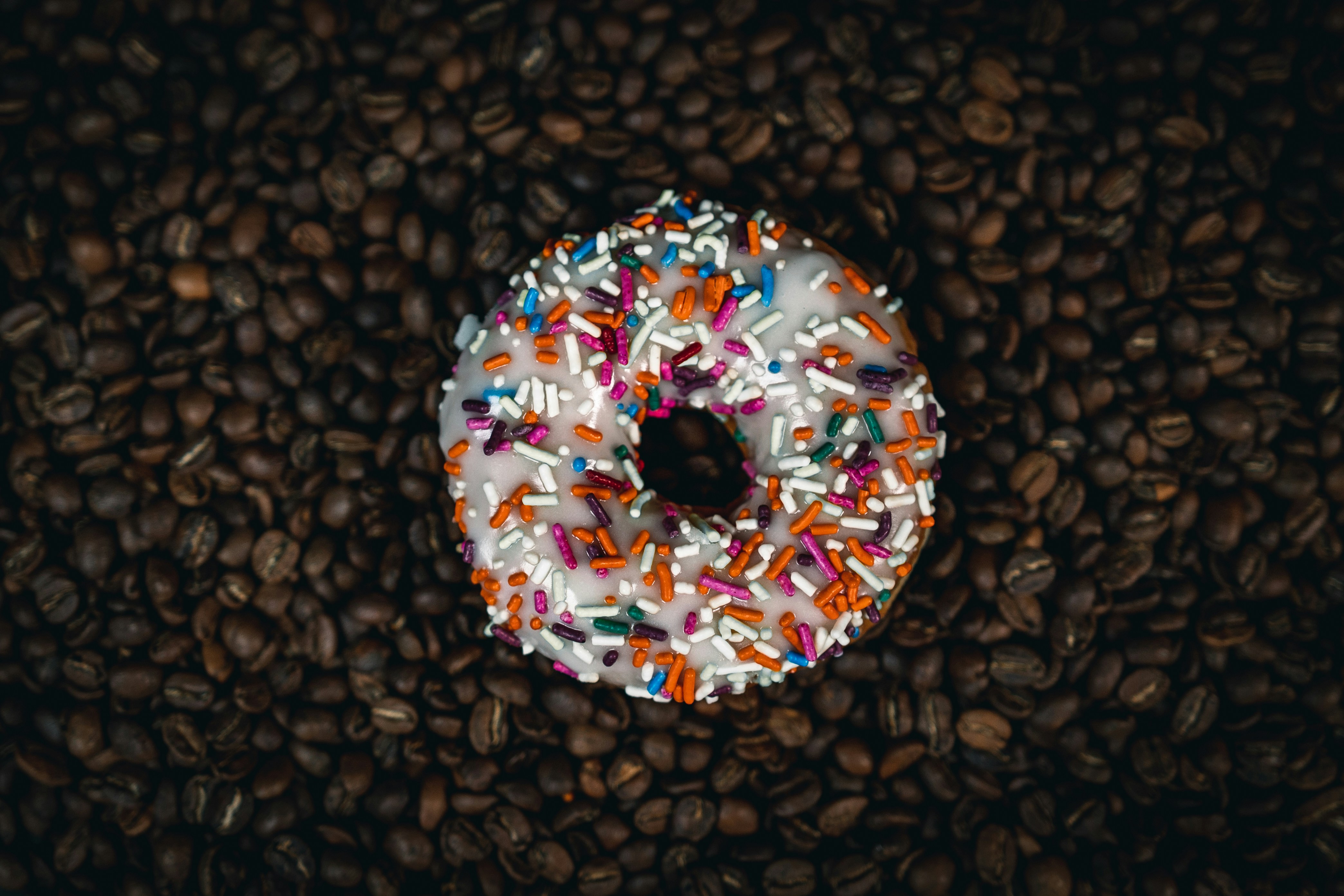 ein Donut mit Streuseln darauf