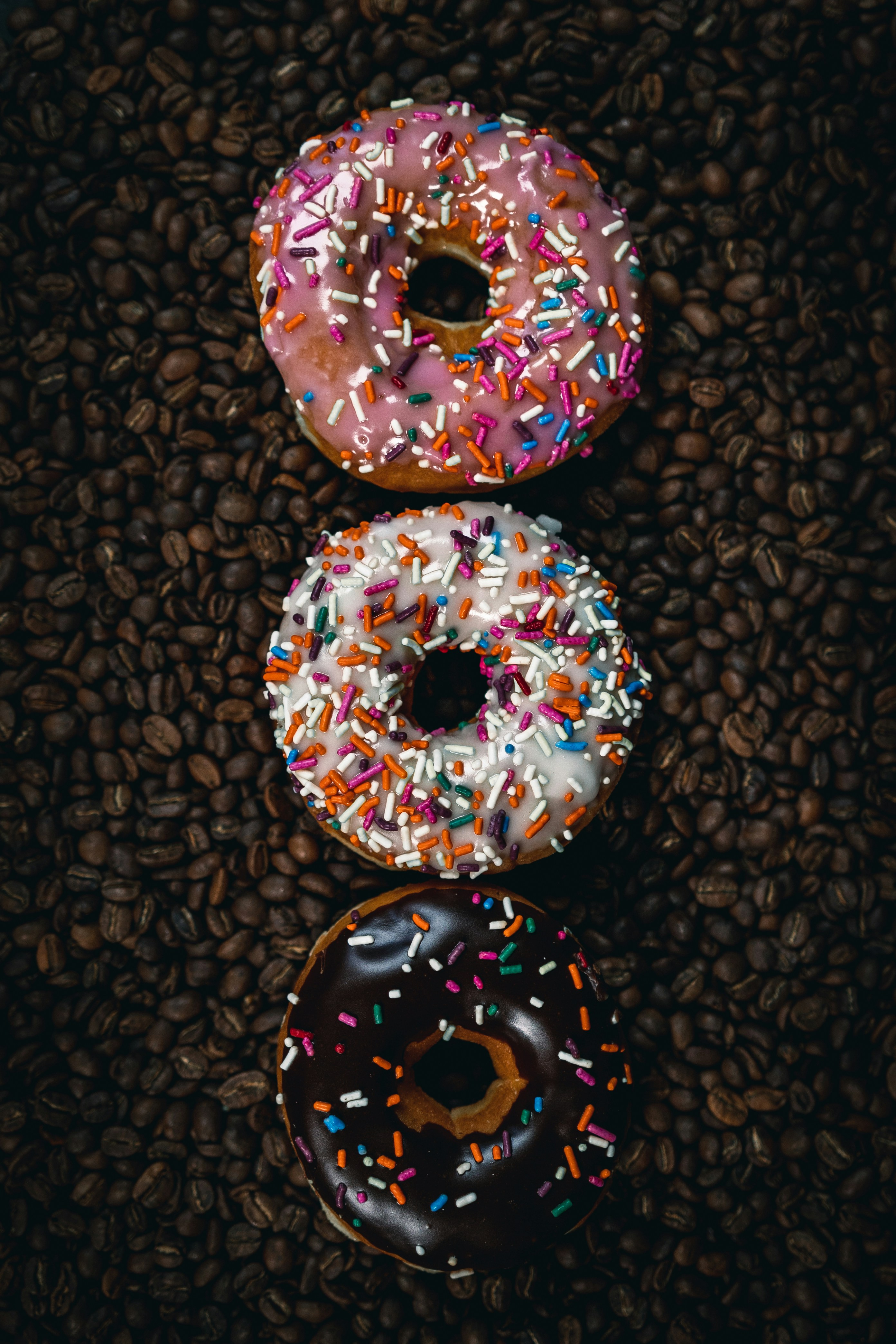 Um grupo de donuts com polvilhos sobre eles foto – Imagem grátis sobre Café  na Unsplash, image size:3000x4500