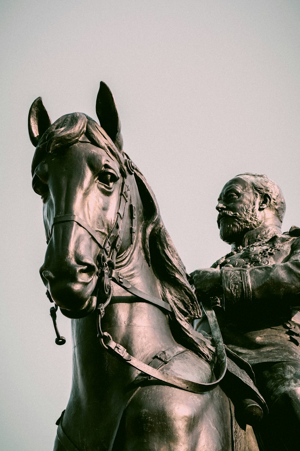 una estatua de una persona montando a caballo