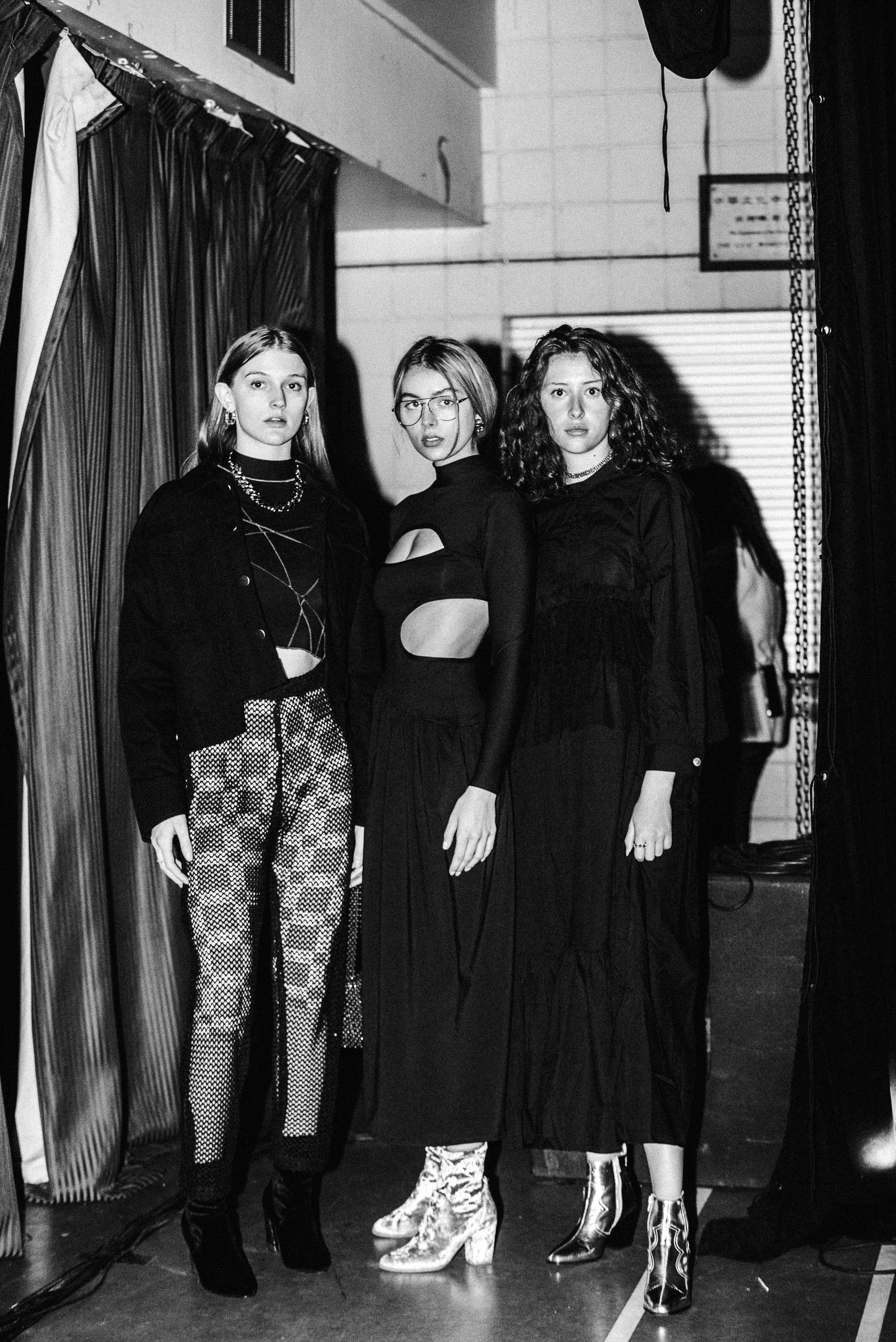 Eine Gruppe von Frauen posiert für ein Foto