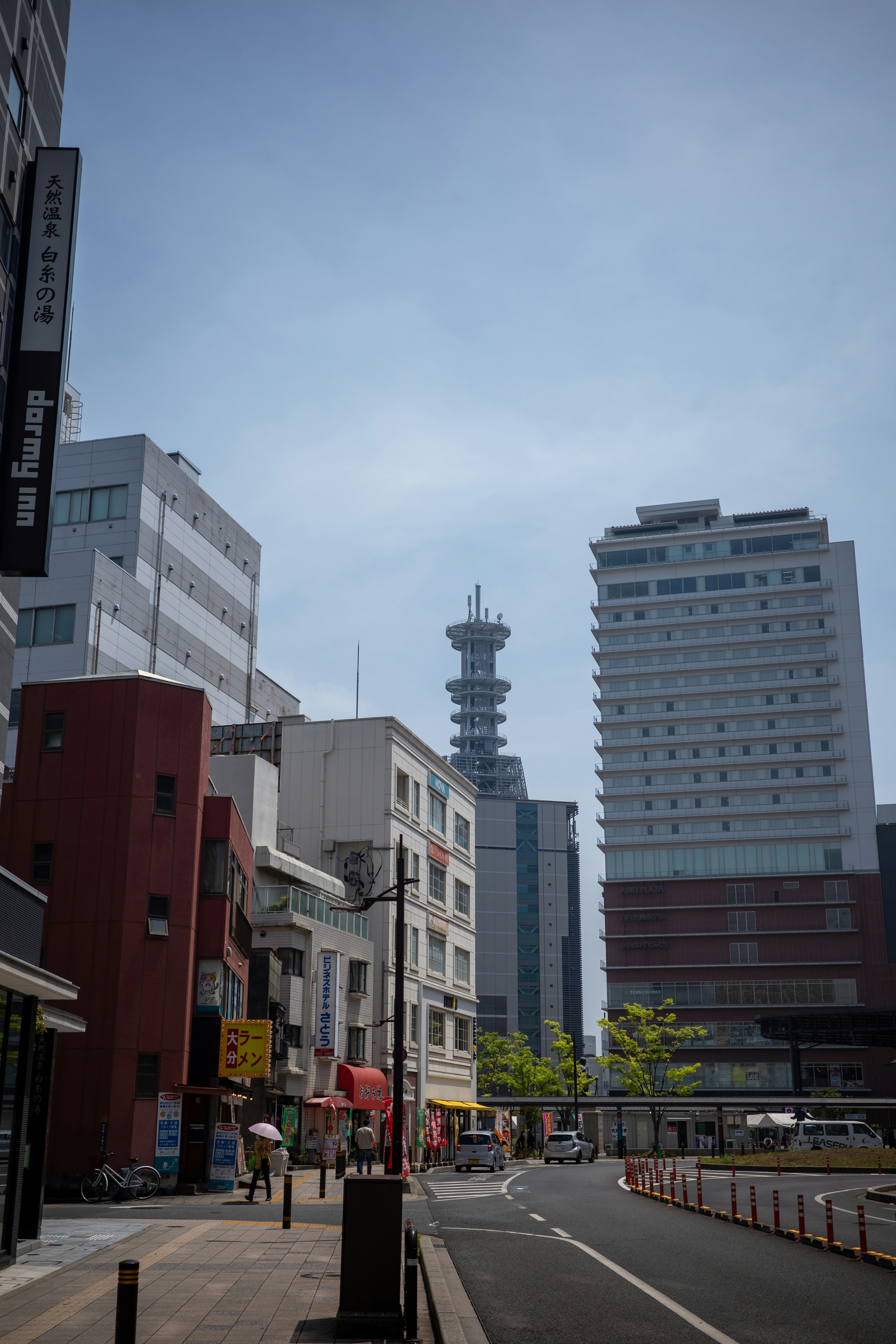 A city street with tall buildings photo – Free Blue Image on Unsplash