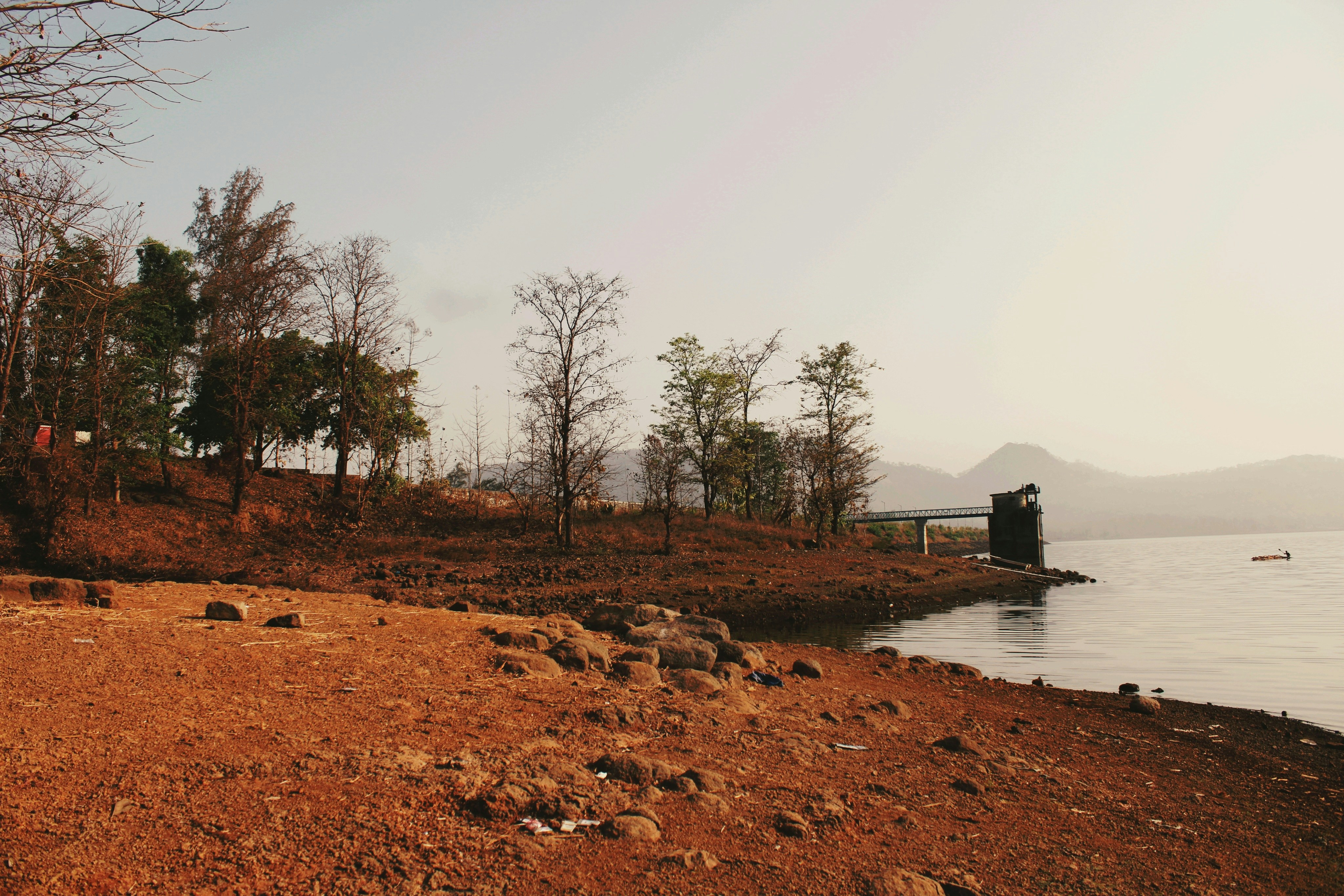 una costa rocosa con un cuerpo de agua y un muelle