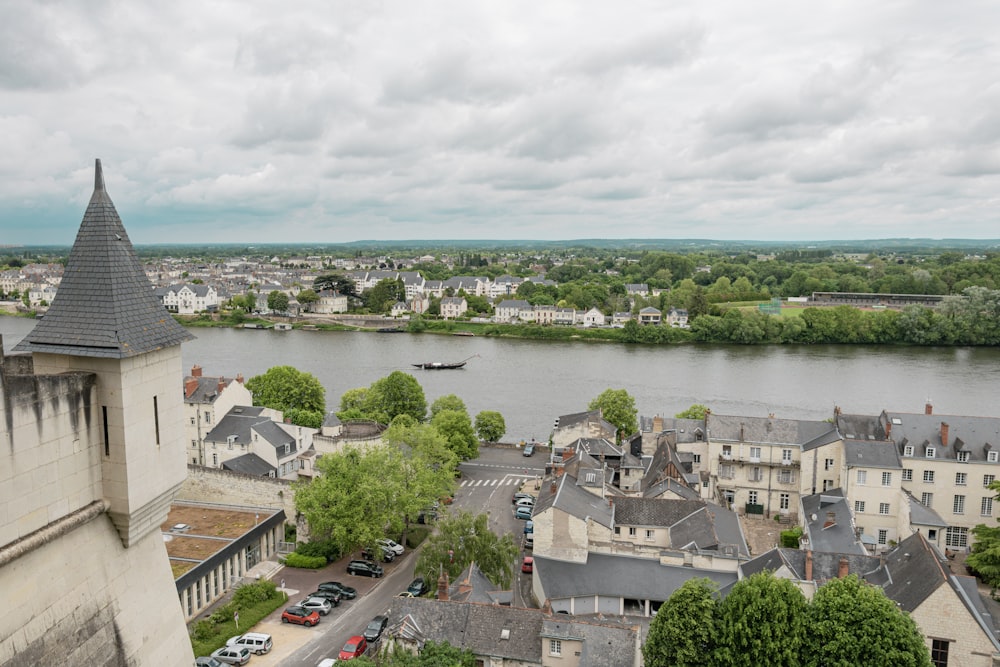 une ville traversée par une rivière