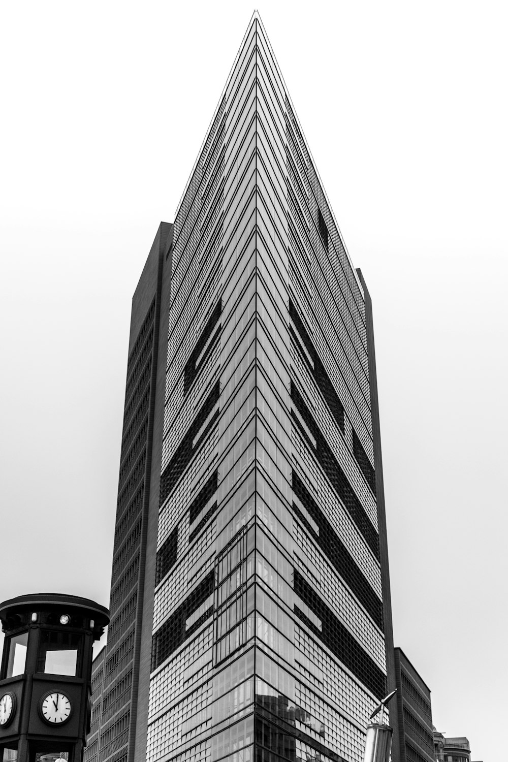 um edifício alto com um relógio