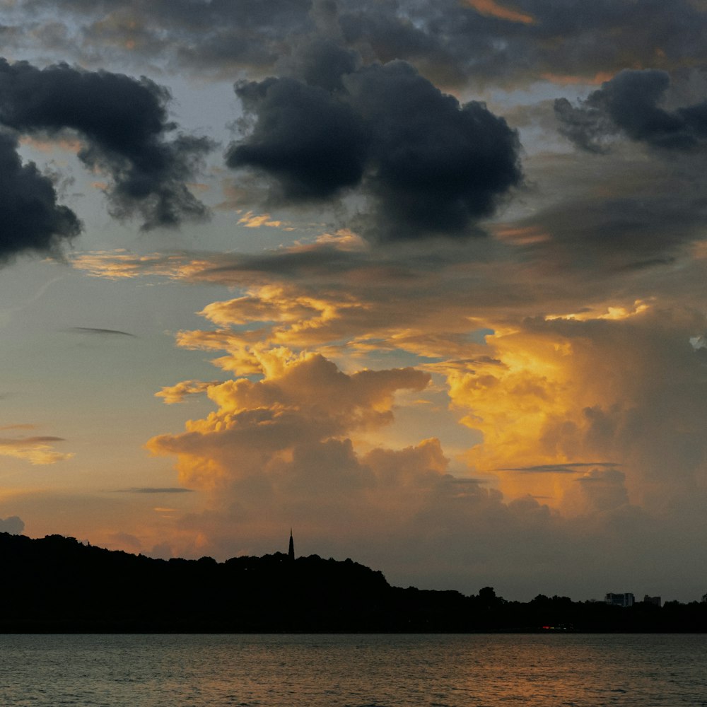 um pôr do sol sobre uma cidade