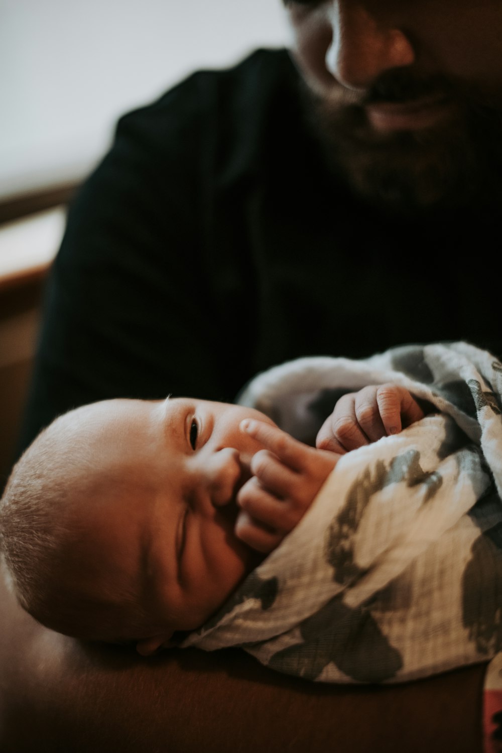 eine Person, die ein Baby hält