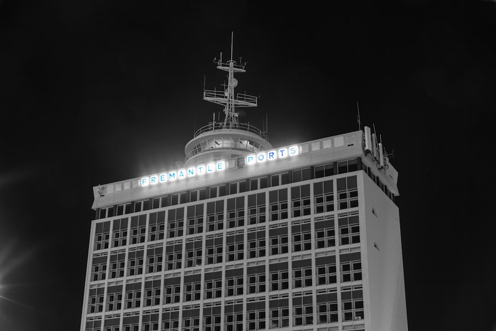 Un edificio alto con luci di notte