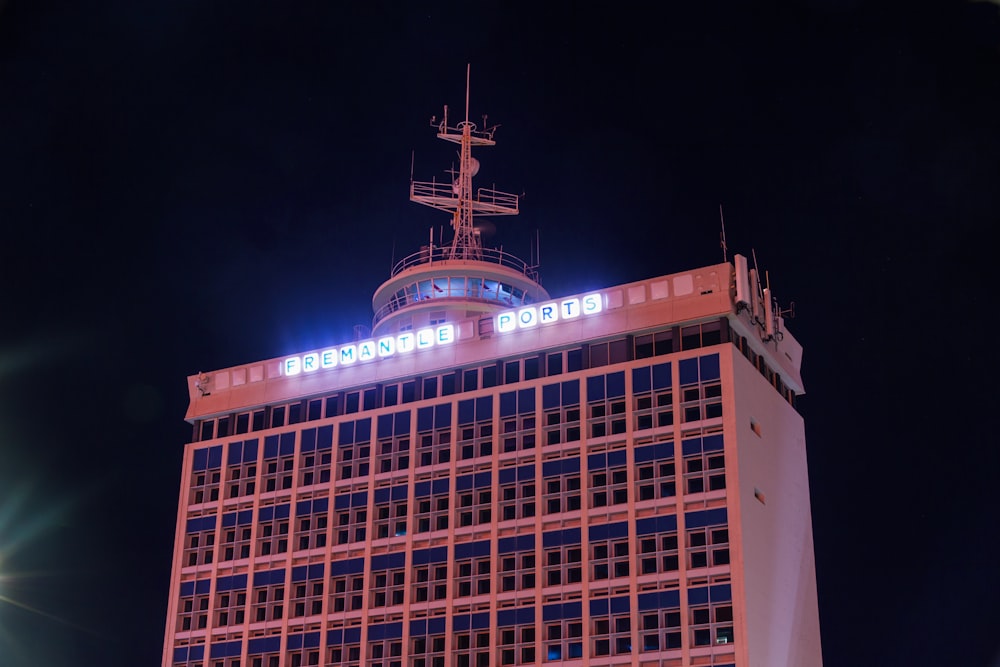 Ein hohes Gebäude mit Lichtern in der Nacht
