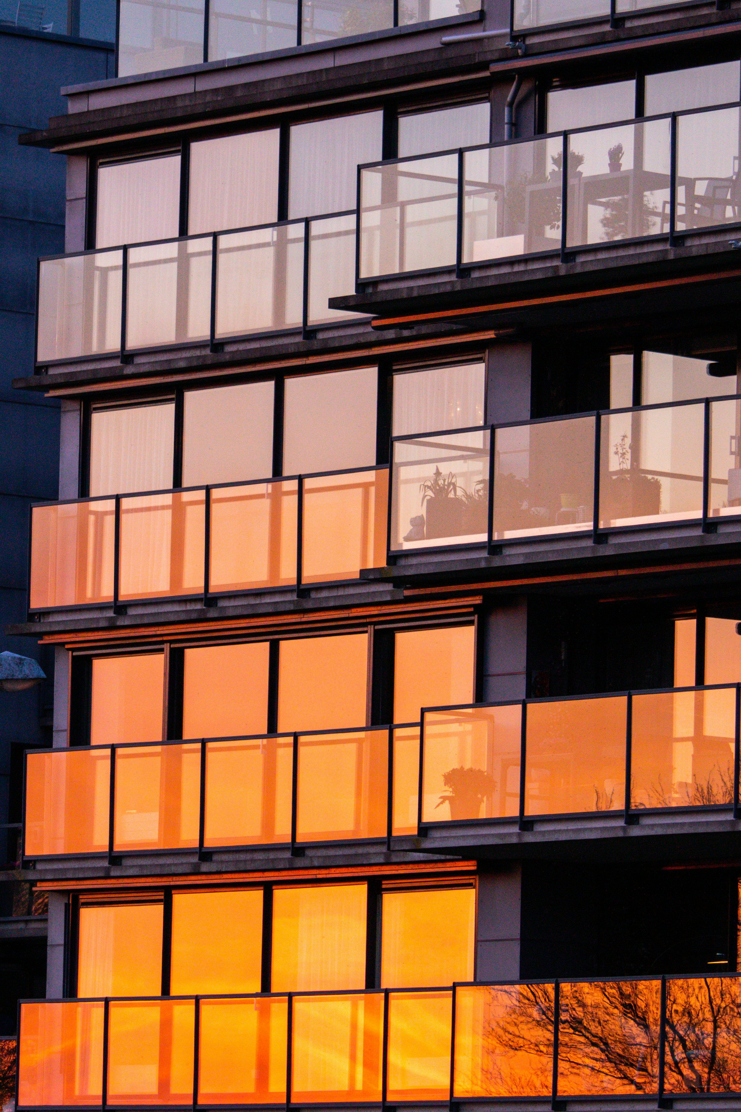 A building with many windows photo – Free Building Image on Unsplash