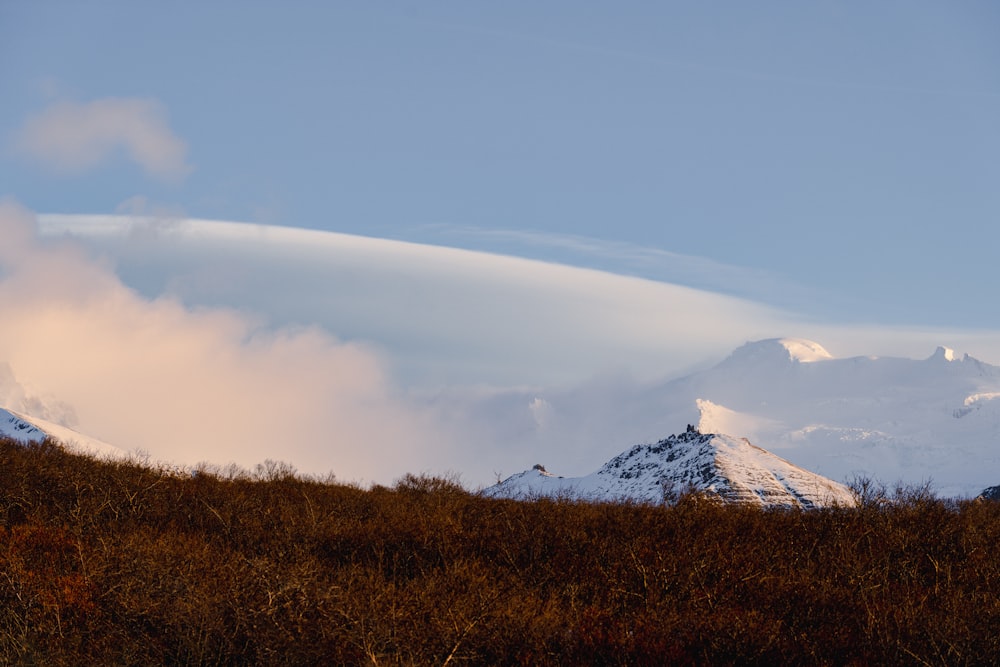 a snowy mountain range