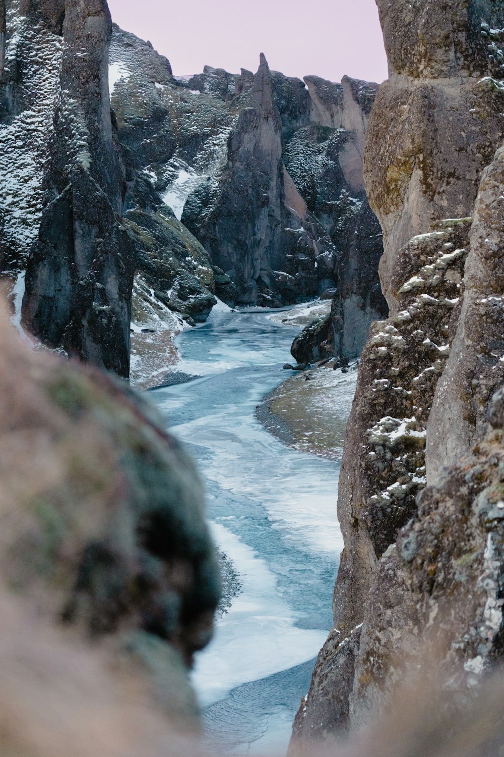 Une rivière entre de gros rochers