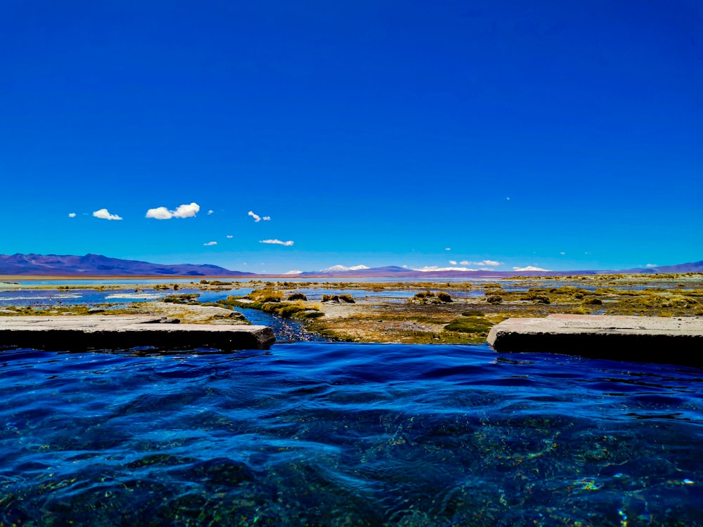 un plan d’eau avec de la terre à l’arrière