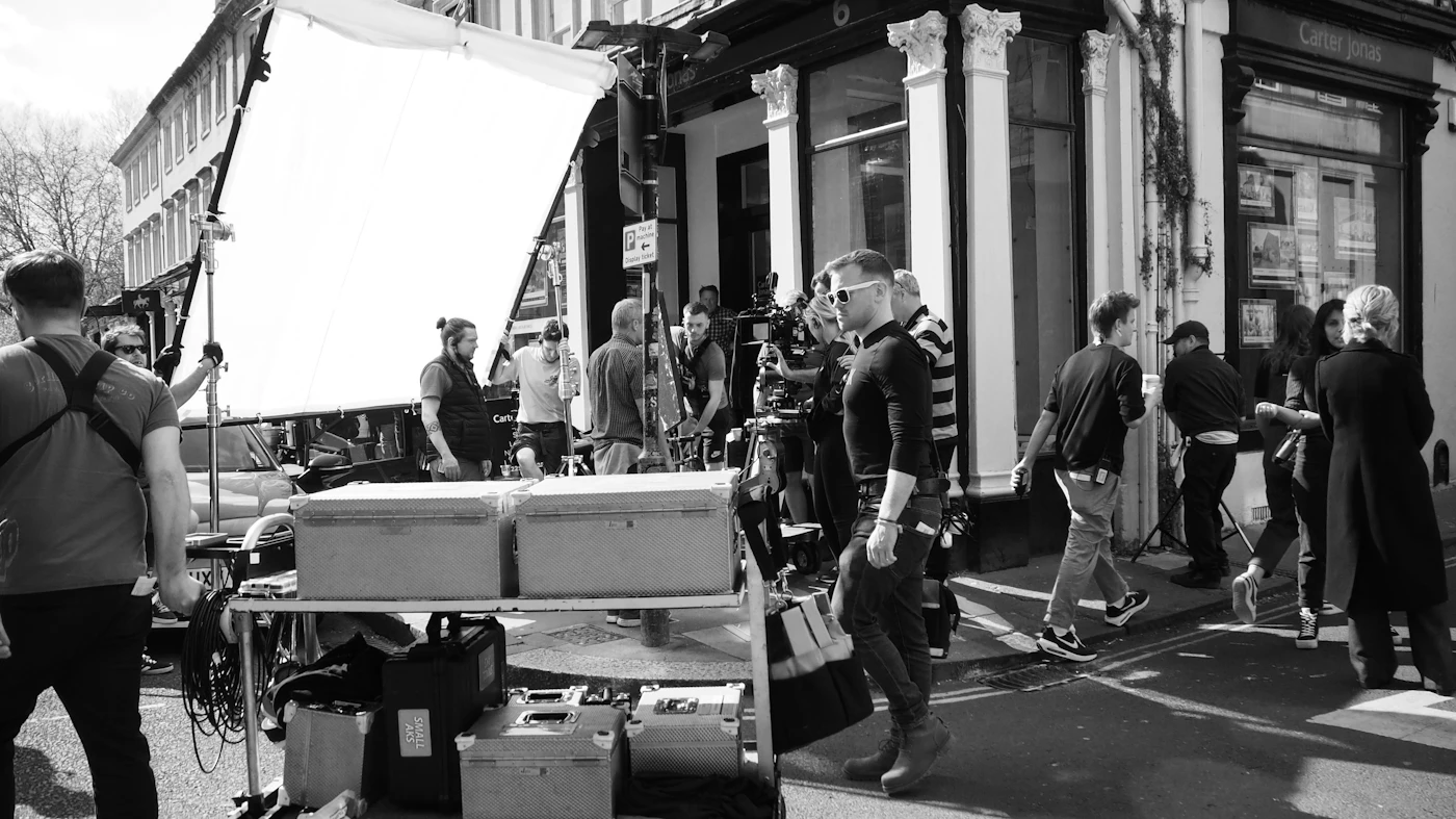 Un equipo de filmación grabando un drama de TV en una calle de la ciudad