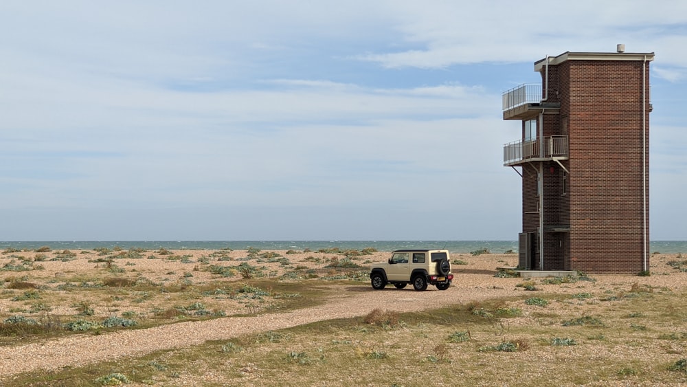 un coche aparcado en un campo