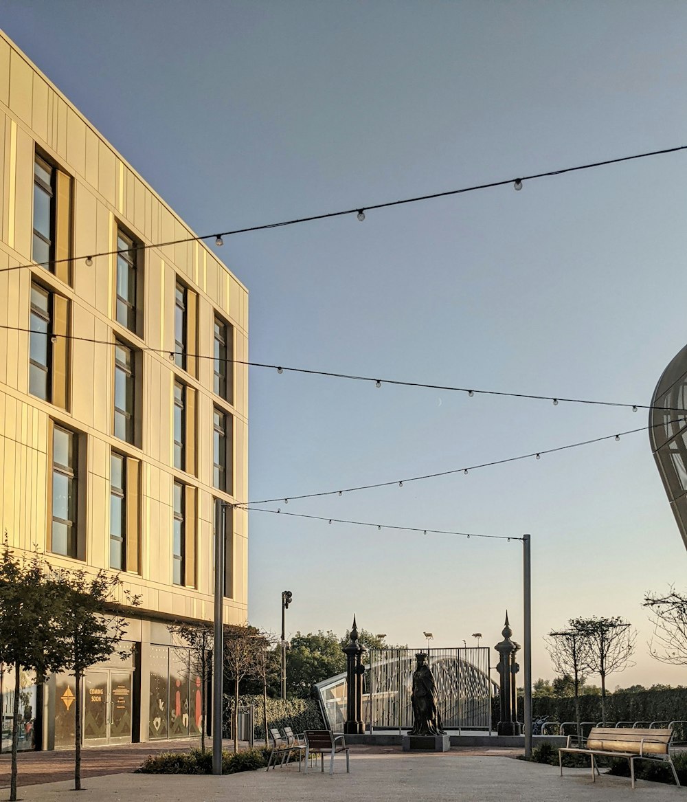 un bâtiment entouré d’une clôture