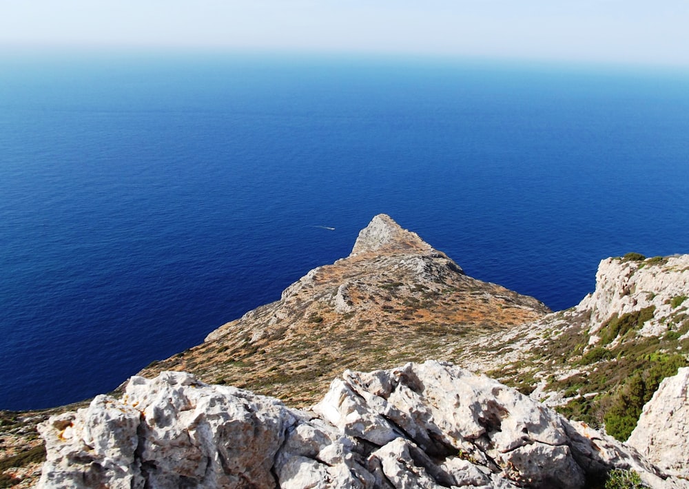 Eine felsige Klippe mit Blick auf den Ozean