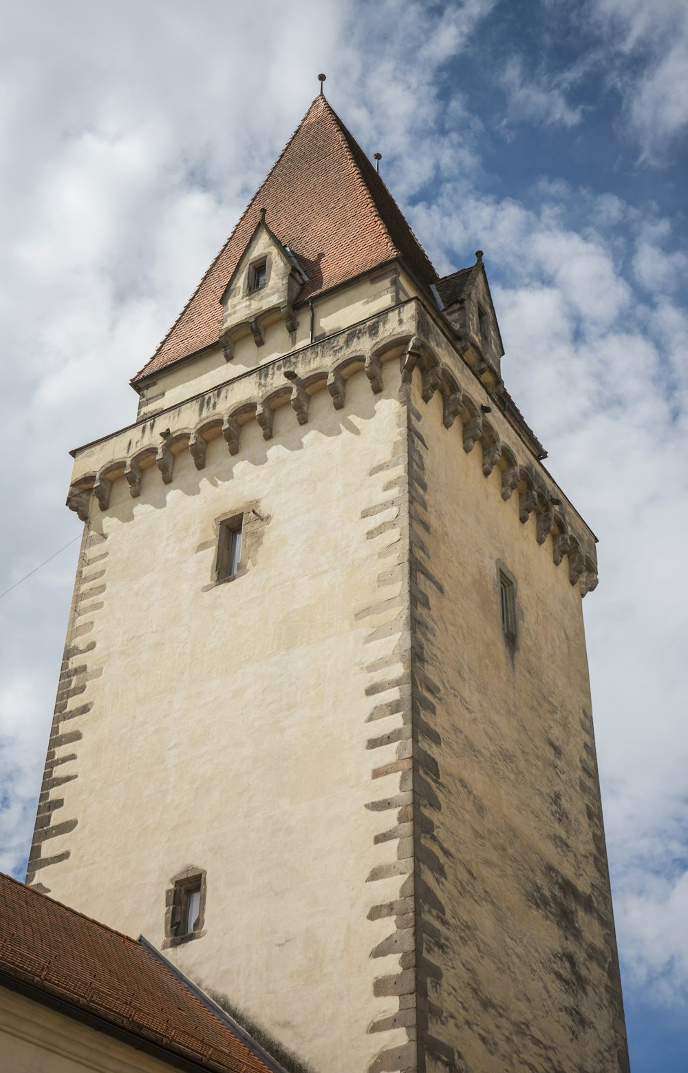 Un grand bâtiment avec une tour