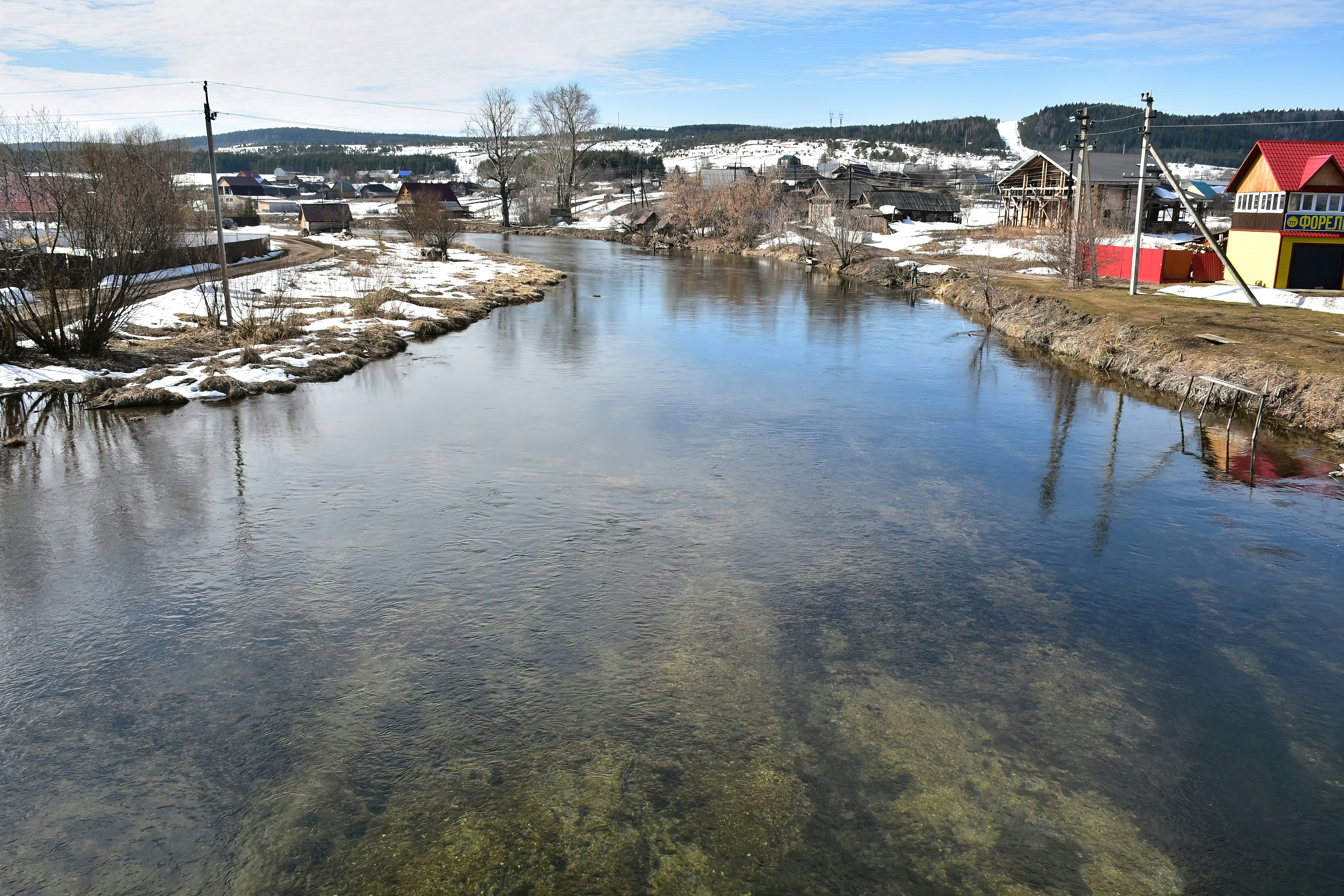 Une rivière avec des maisons et des arbres