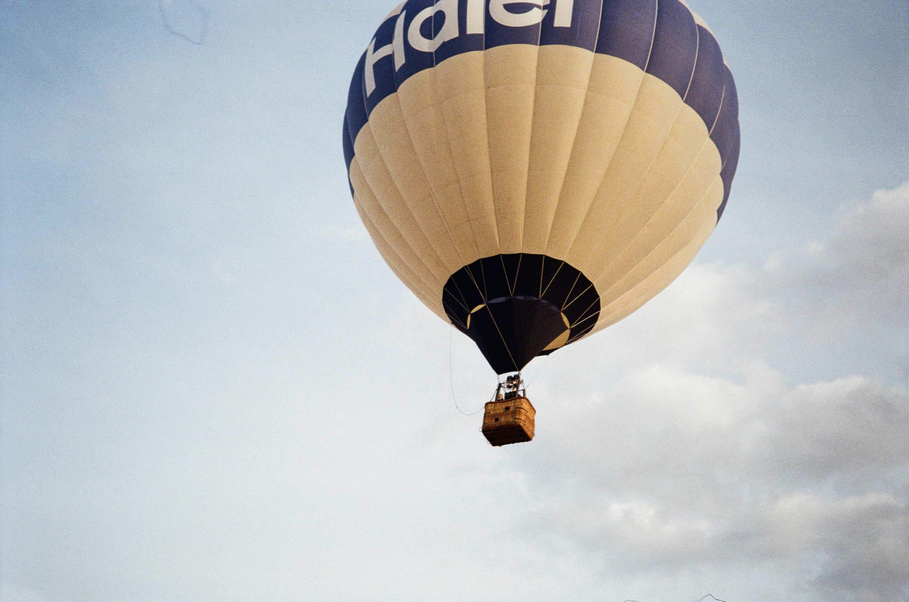 um balão de ar quente no céu