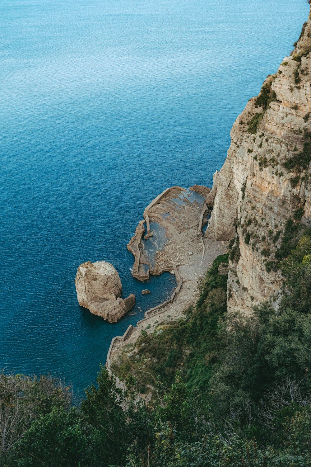 Un acantilado rocoso con vistas a un cuerpo de agua
