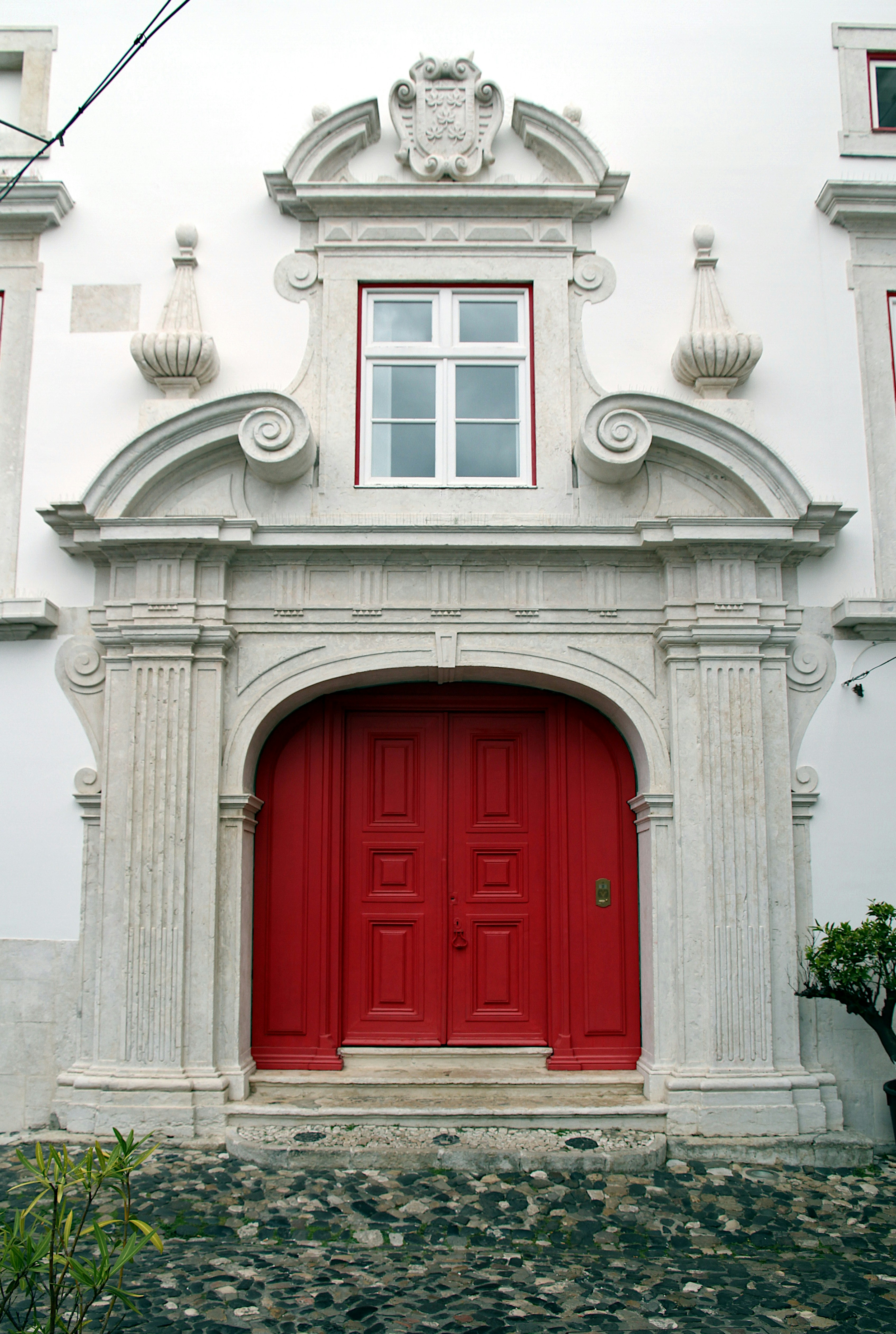 Un edificio con una porta rossa