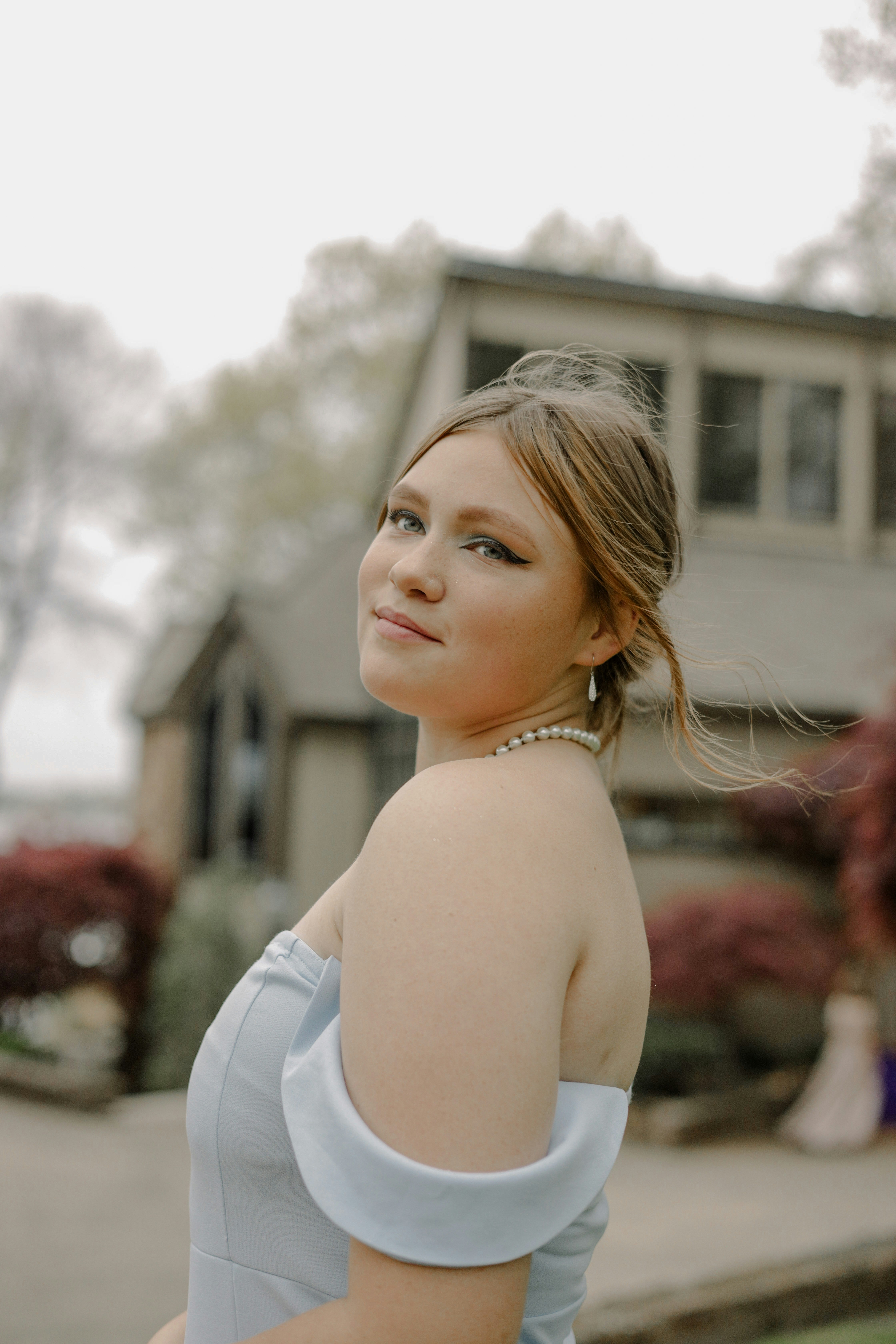 uma mulher com o cabelo soprando ao vento